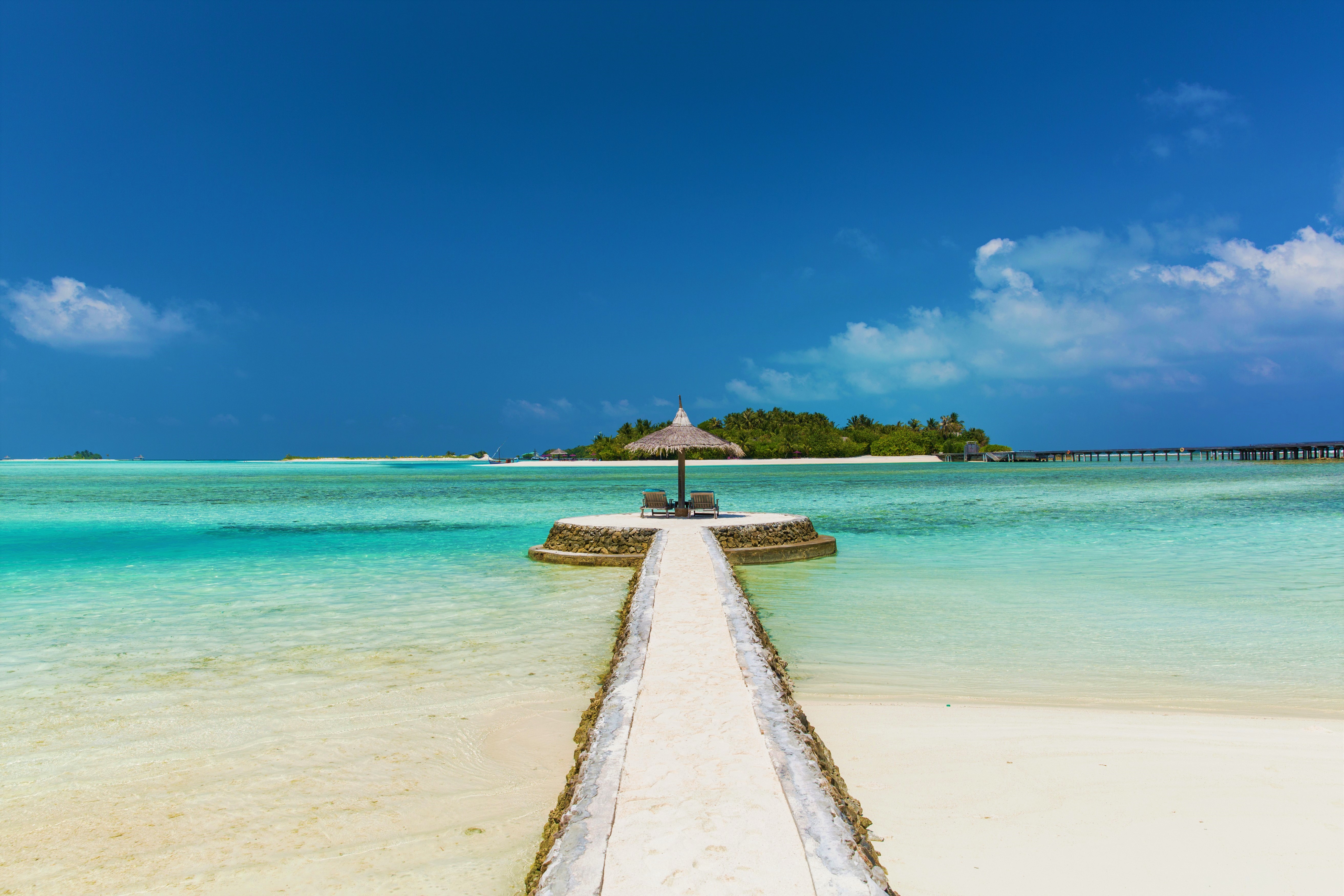 Handy-Wallpaper Horizont, Seebrücke, Stuhl, Ozean, Tropisch, Fotografie, Malediven, Meer, Himmel, Feiertag kostenlos herunterladen.
