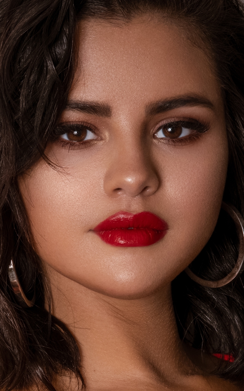 Handy-Wallpaper Musik, Selena Gomez, Sänger, Gesicht, Brünette, Amerikanisch, Braune Augen, Lippenstift kostenlos herunterladen.