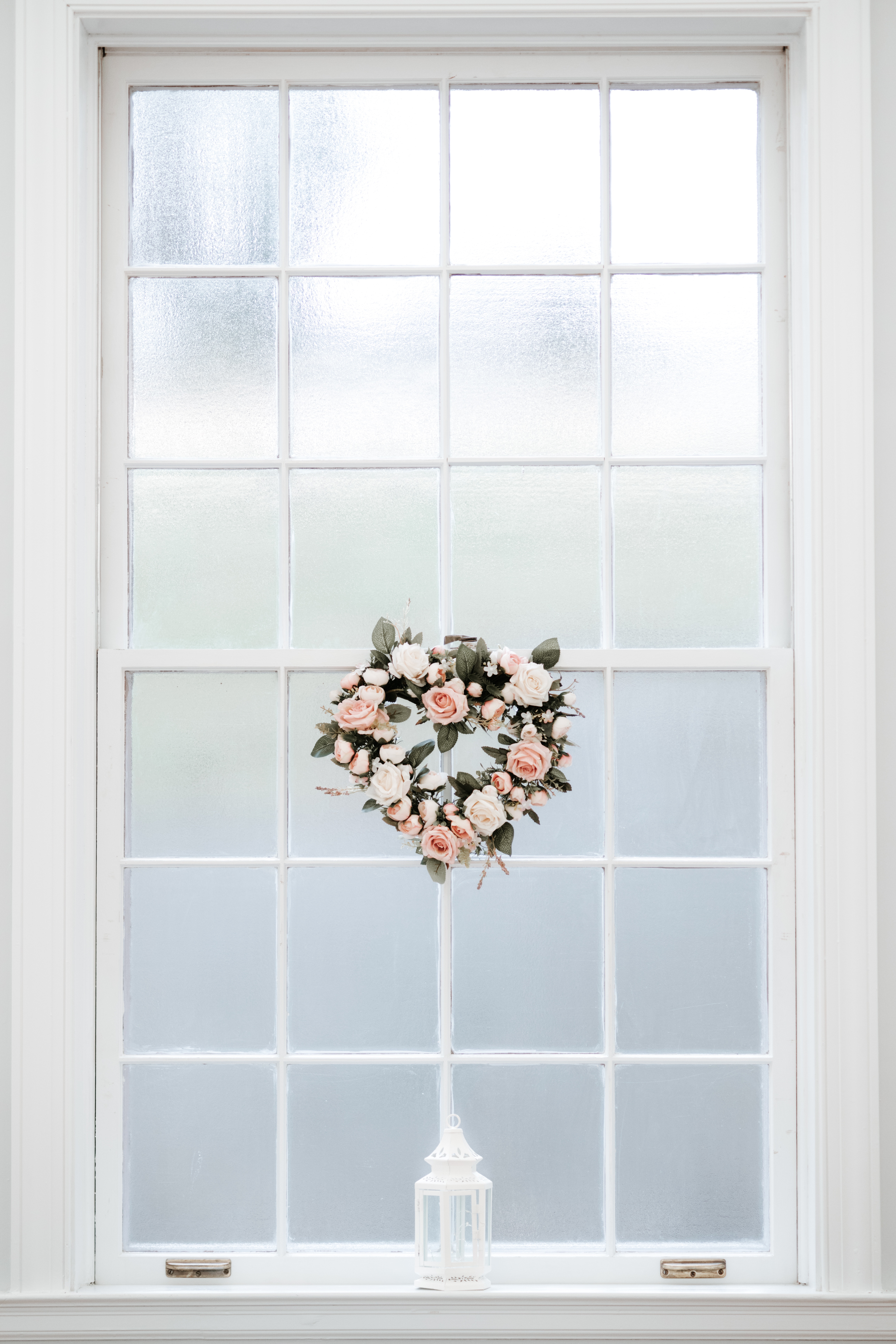 Free download wallpaper Heart, Window, Wreath, Minimalism on your PC desktop