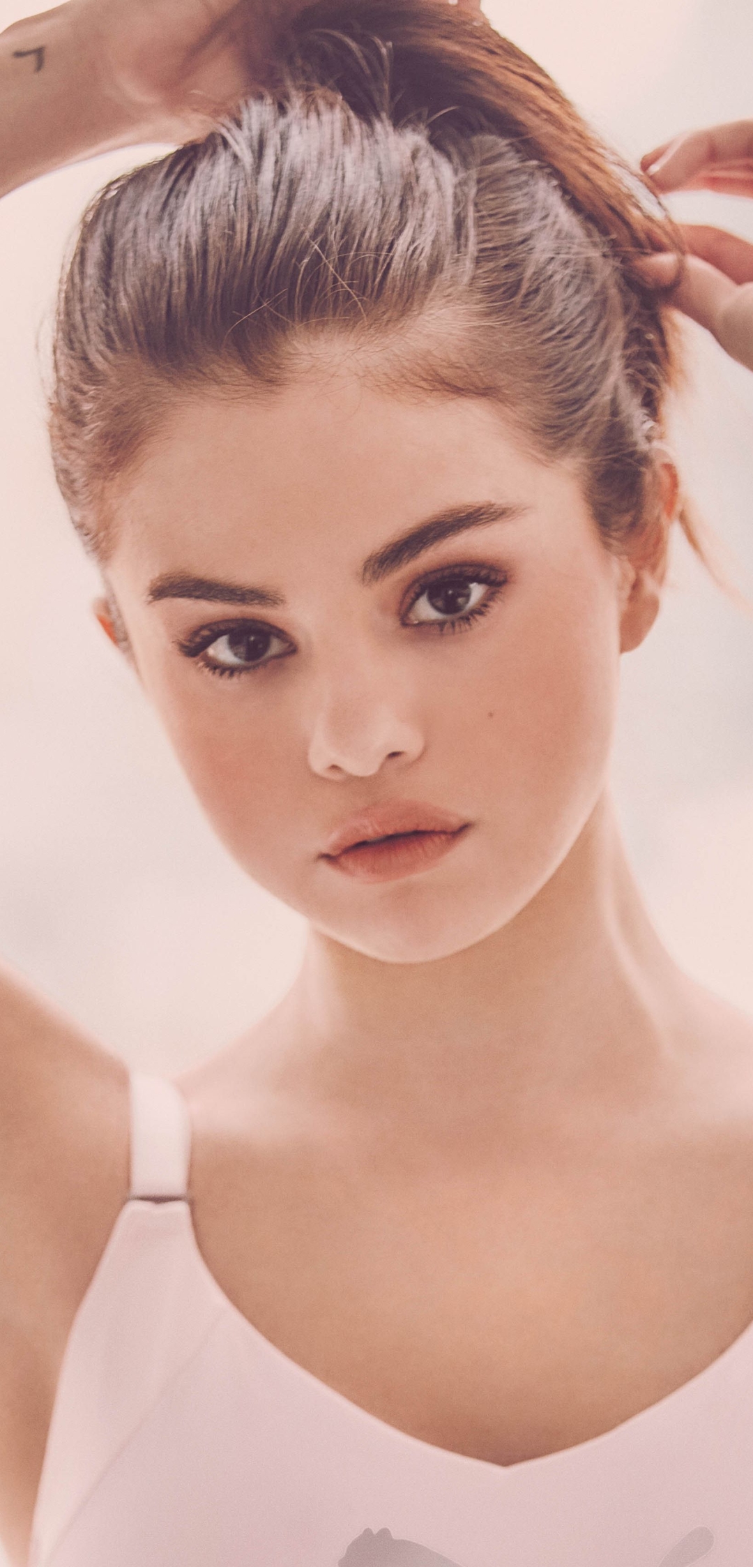 Handy-Wallpaper Musik, Selena Gomez, Gesicht, Brünette, Braune Augen, Darstellerin, Pferdeschwanz kostenlos herunterladen.