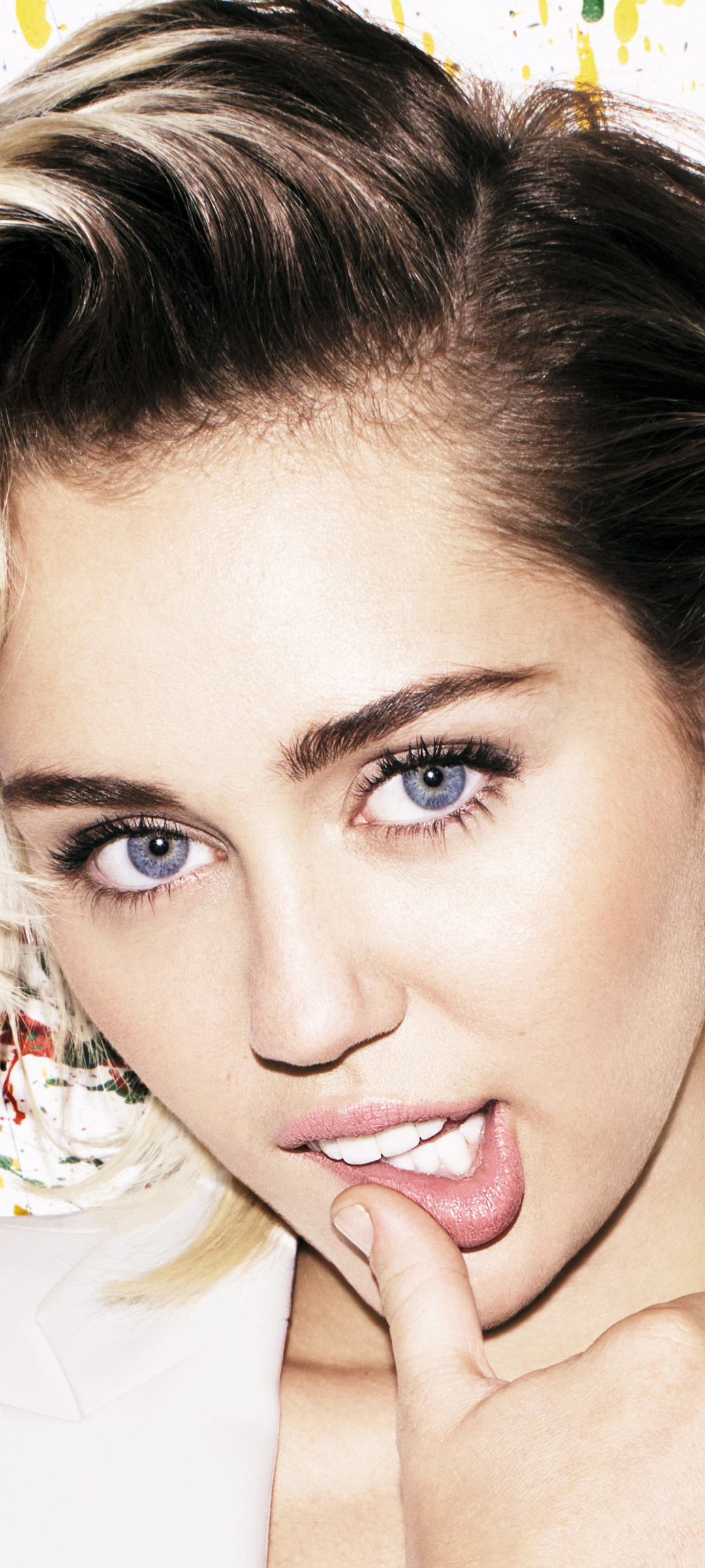 Handy-Wallpaper Musik, Sänger, Gesicht, Brünette, Blaue Augen, Amerikanisch, Miley Cyrus, Darstellerin kostenlos herunterladen.