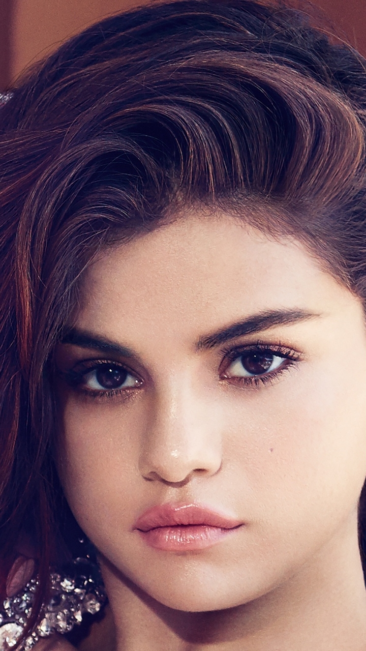 Download mobile wallpaper Music, Selena Gomez, Singer, Face, Brunette, Earrings, American, Brown Eyes, Actress for free.