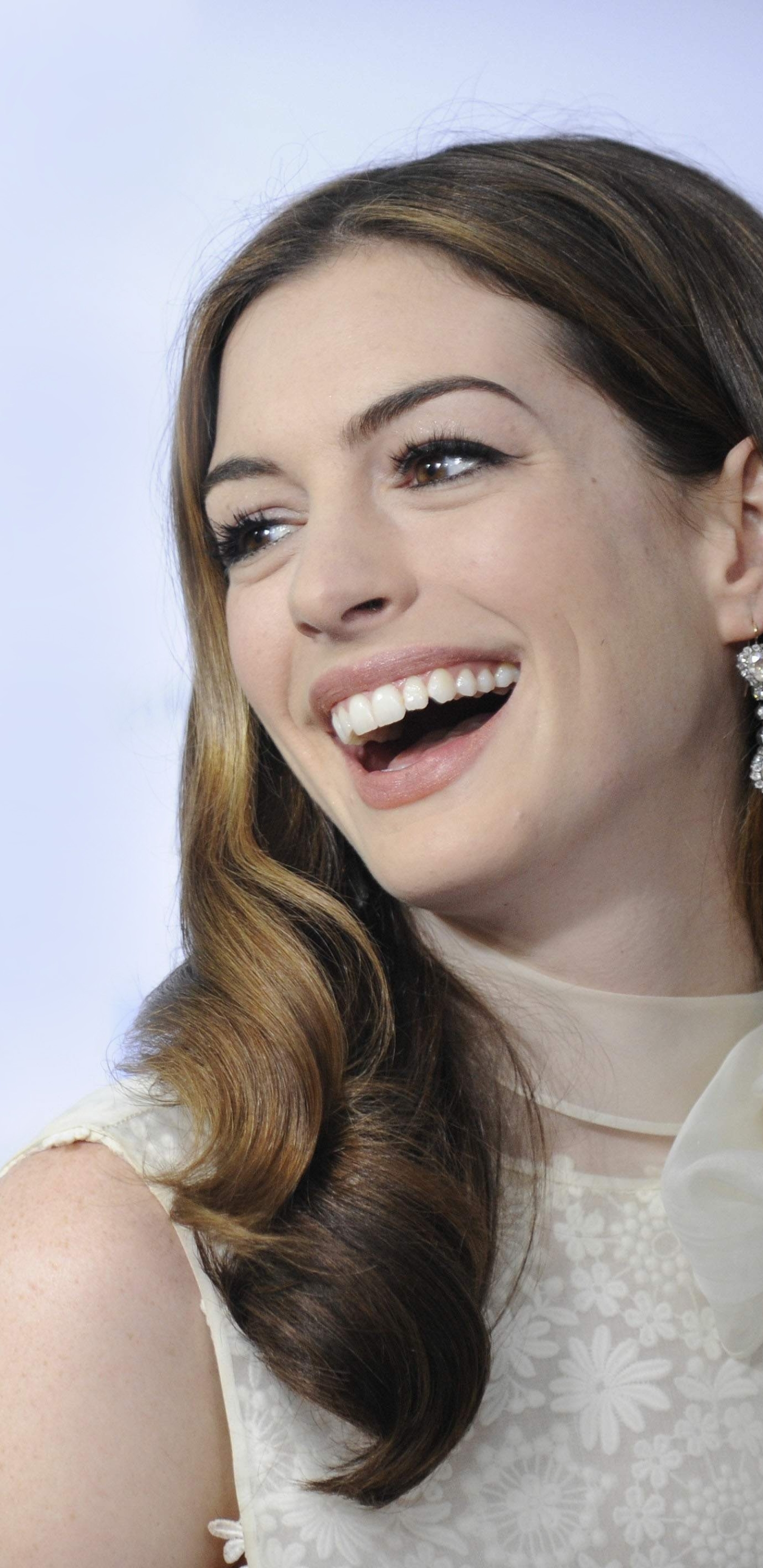 Download mobile wallpaper Anne Hathaway, Celebrity for free.