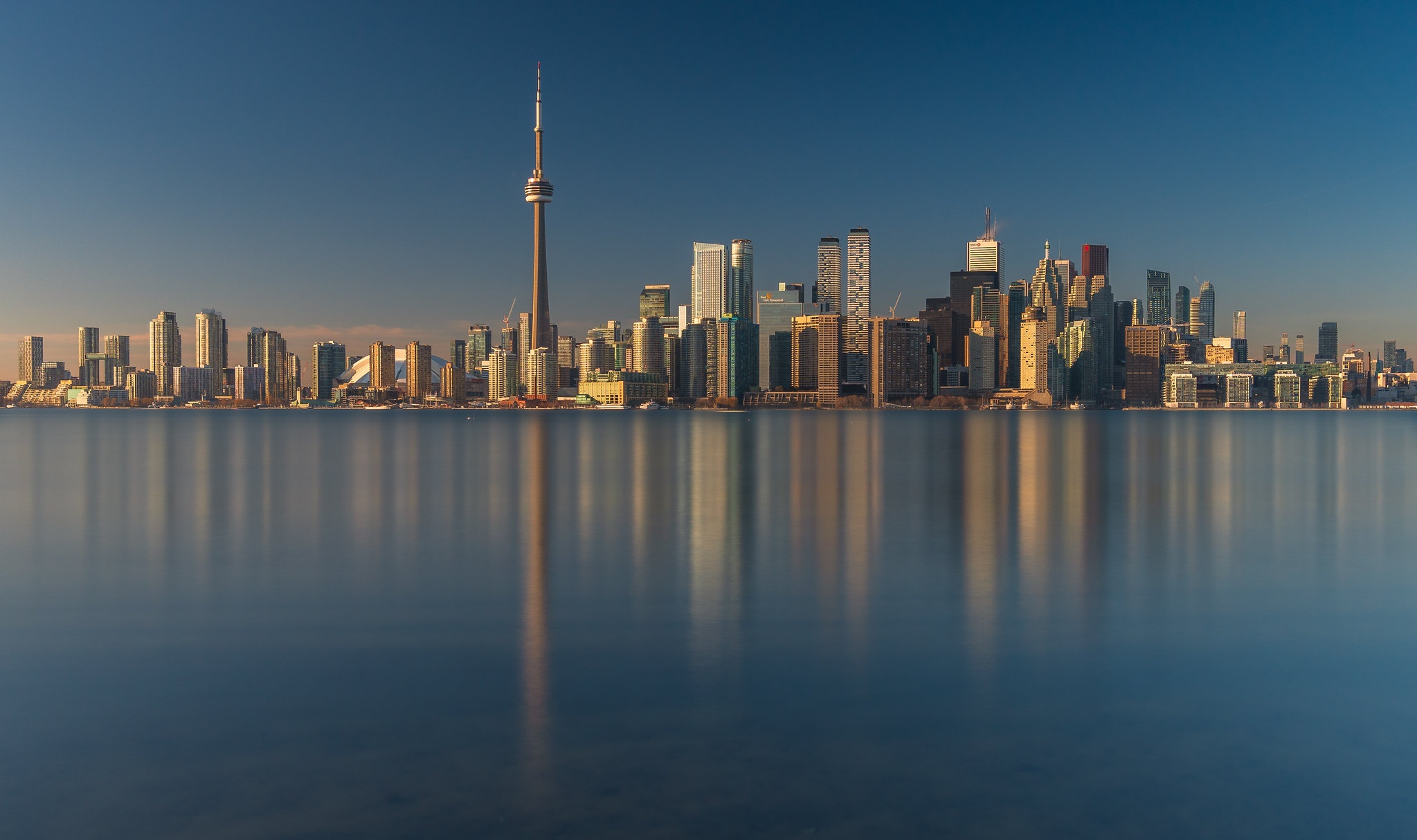 Handy-Wallpaper Städte, Gebäude, Kanada, Toronto, Menschengemacht, Großstadt, Spiegelung kostenlos herunterladen.