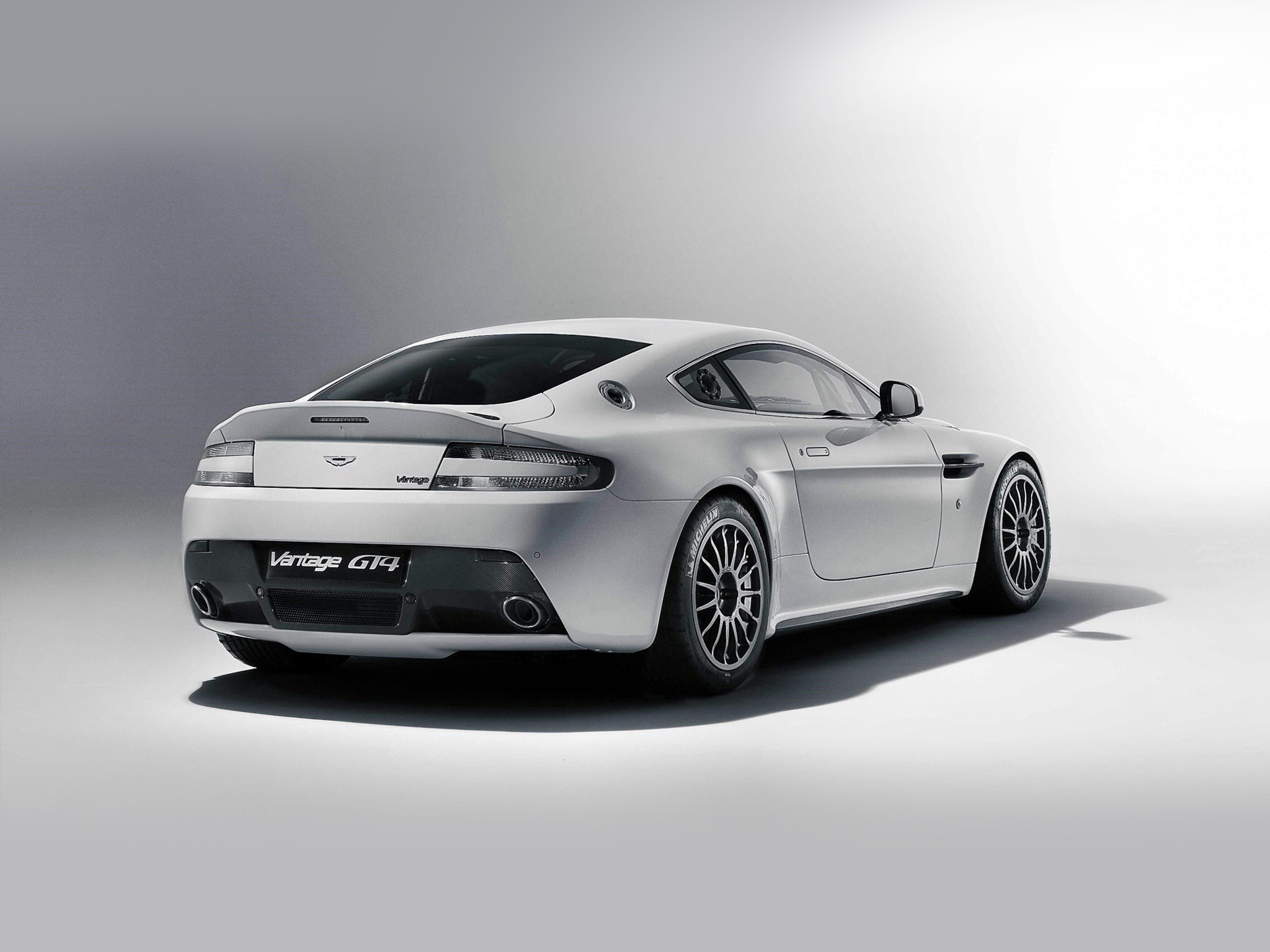 Baixe gratuitamente a imagem Aston Martin, Carro, Carro De Corrida, Coupé, Veículos, Grand Tourer, Carro Prateado, Aston Martin Vantage Gt4 na área de trabalho do seu PC
