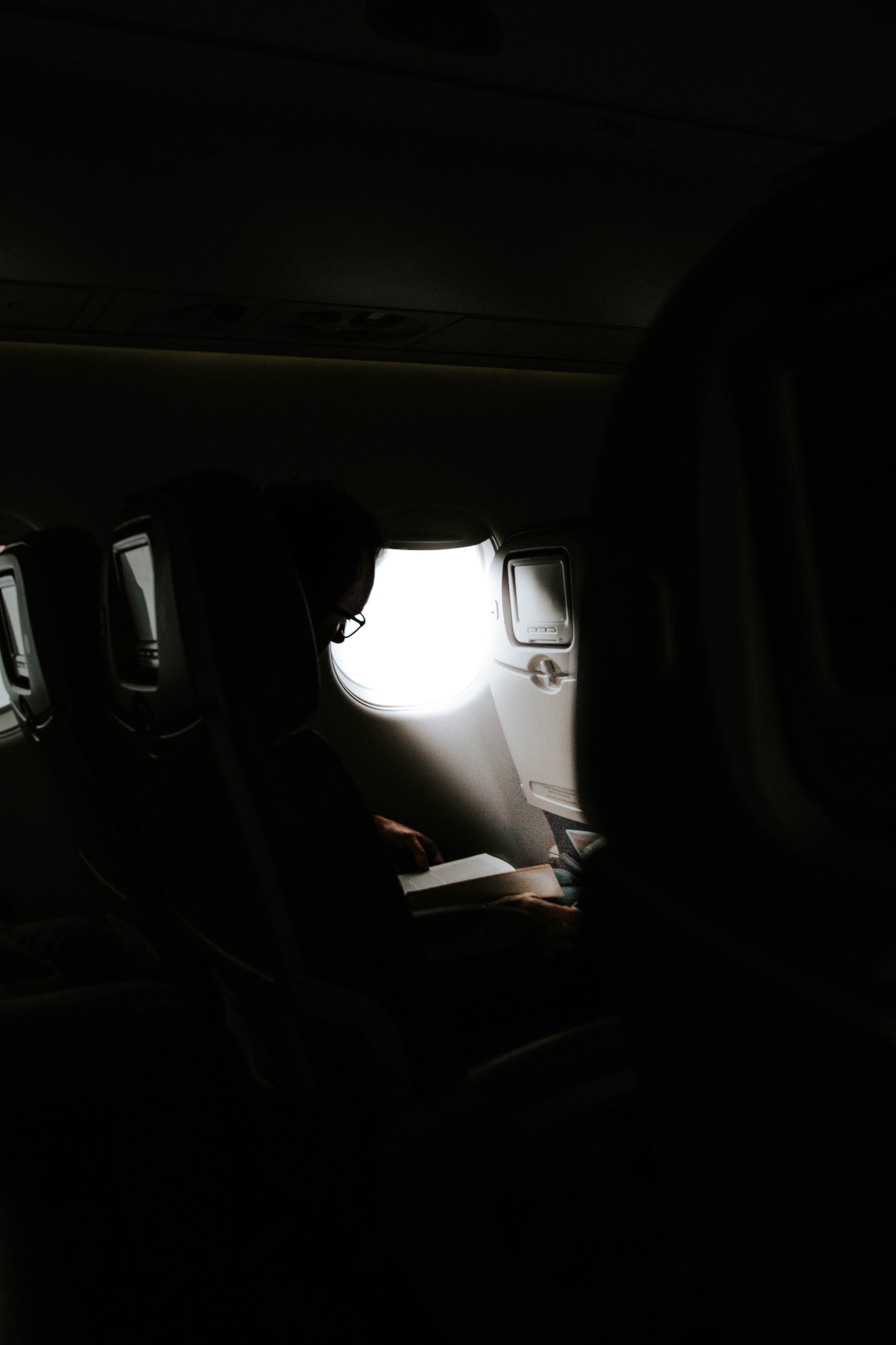 137608壁紙のダウンロード飛行機, 闇, 暗い, ビーム, 光線, 舷窓, 人間, 人-スクリーンセーバーと写真を無料で
