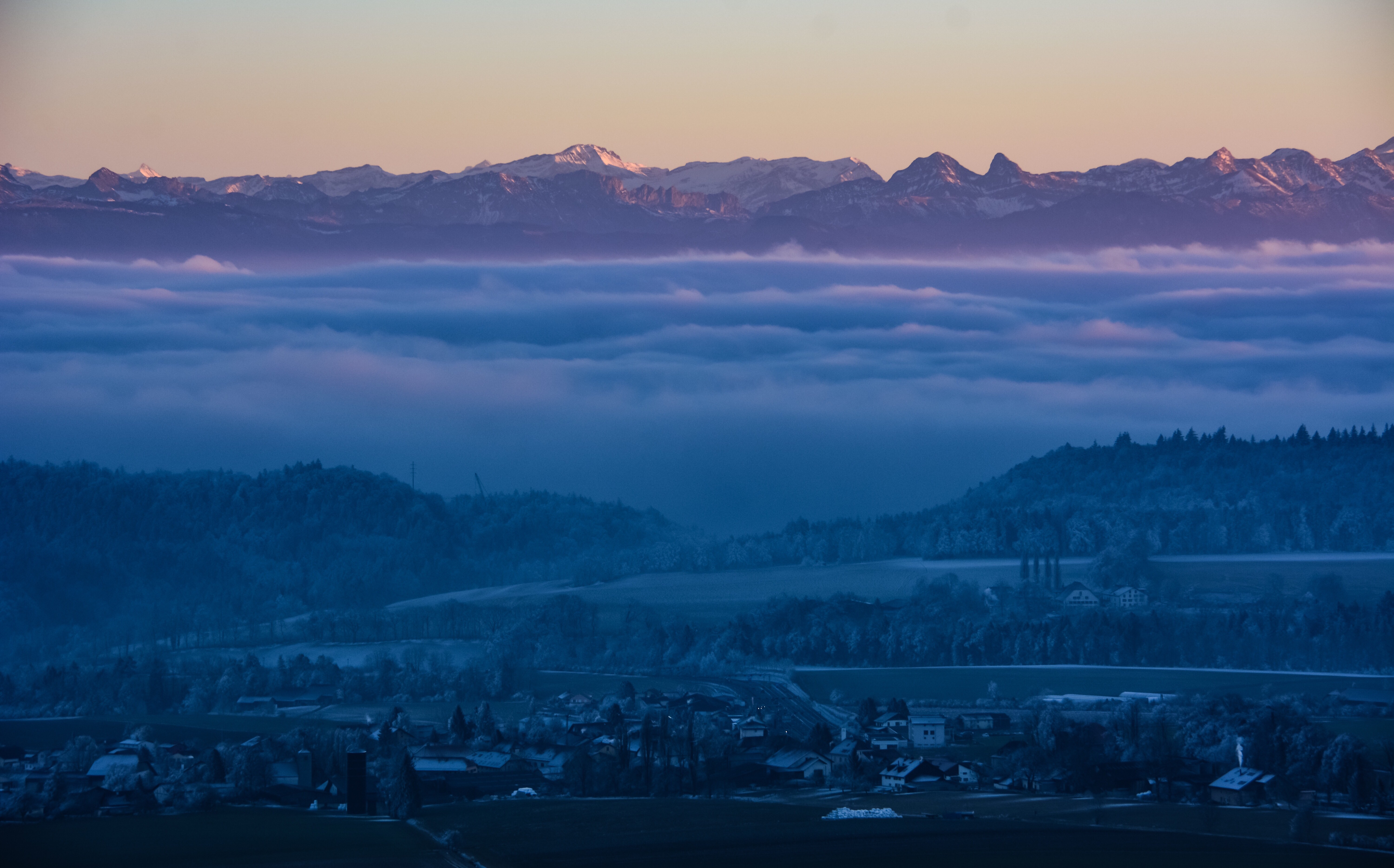 Baixe gratuitamente a imagem Natureza, Céu, Montanhas, Crepúsculo, Névoa, Nevoeiro, Inverno, Suíça na área de trabalho do seu PC
