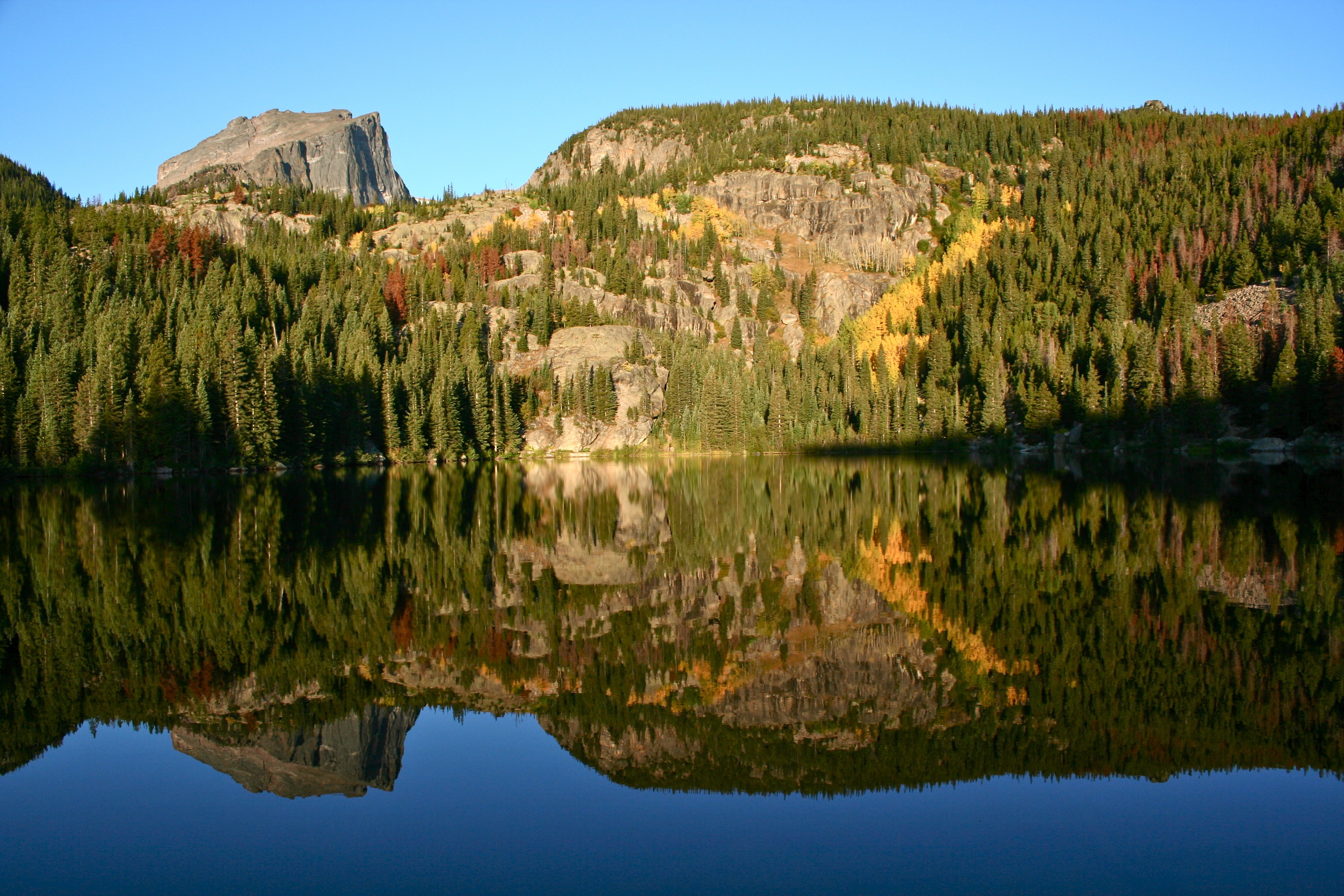 無料モバイル壁紙山脈, 湖, 木, 自然をダウンロードします。