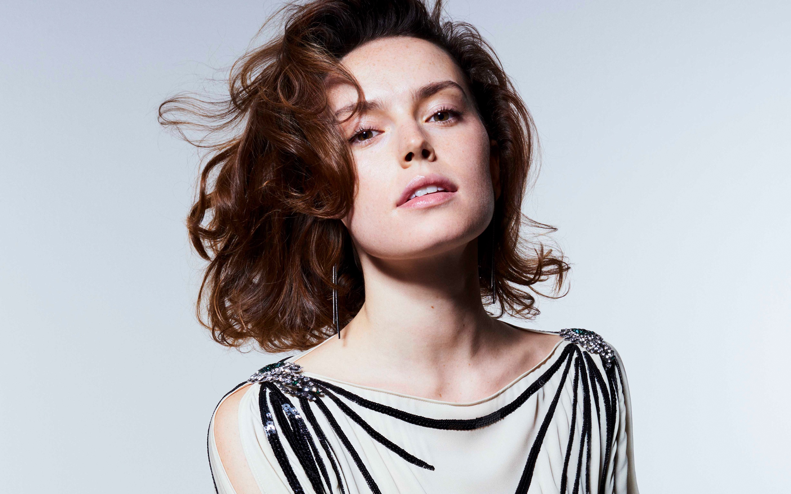 Download mobile wallpaper English, Face, Brunette, Celebrity, Actress, Daisy Ridley for free.