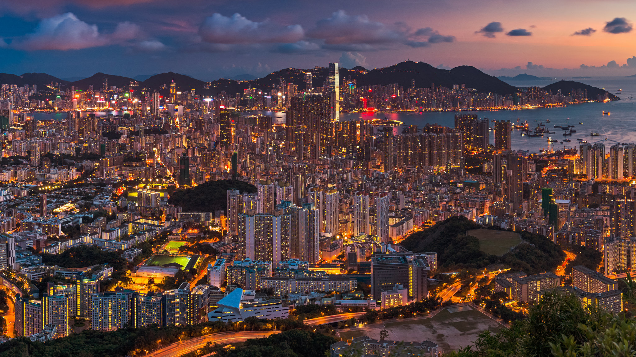 Descarga gratis la imagen Ciudades, Noche, Ciudad, Panorama, Hong Kong, Hecho Por El Hombre, República Popular China en el escritorio de tu PC