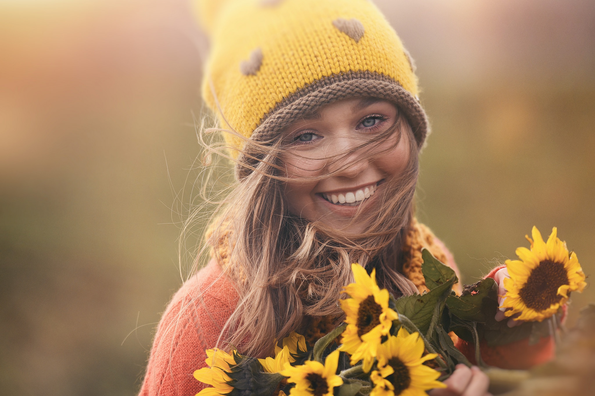 Laden Sie das Lächeln, Sonnenblume, Gesicht, Hut, Brünette, Modell, Frauen, Blaue Augen, Gelbe Blume-Bild kostenlos auf Ihren PC-Desktop herunter
