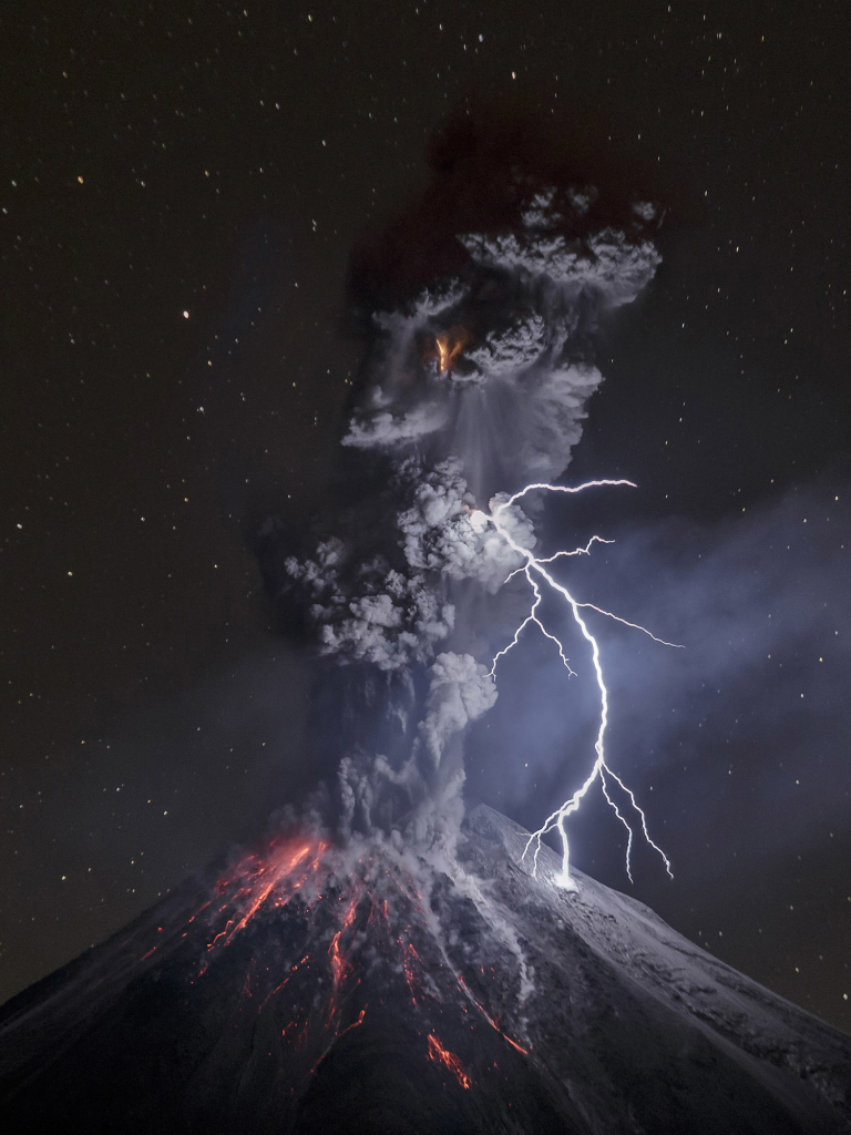 1129813 Hintergrundbild herunterladen erde/natur, vulkan, rauch, eruption, nacht, blitz, sterne, vulkane - Bildschirmschoner und Bilder kostenlos