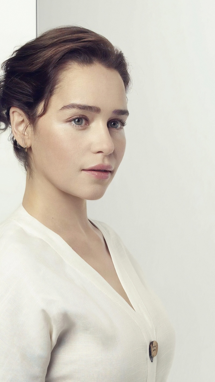 Handy-Wallpaper Englisch, Brünette, Berühmtheiten, Spiegelung, Darstellerin, Emilia Clarke, Betrachtung kostenlos herunterladen.