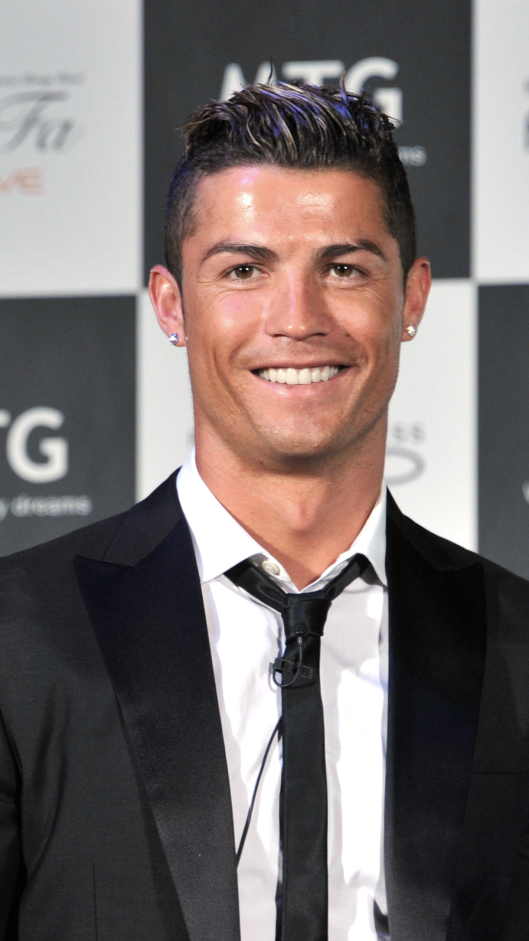 Baixar papel de parede para celular de Esportes, Futebol, Cristiano Ronaldo, Terno, Português gratuito.