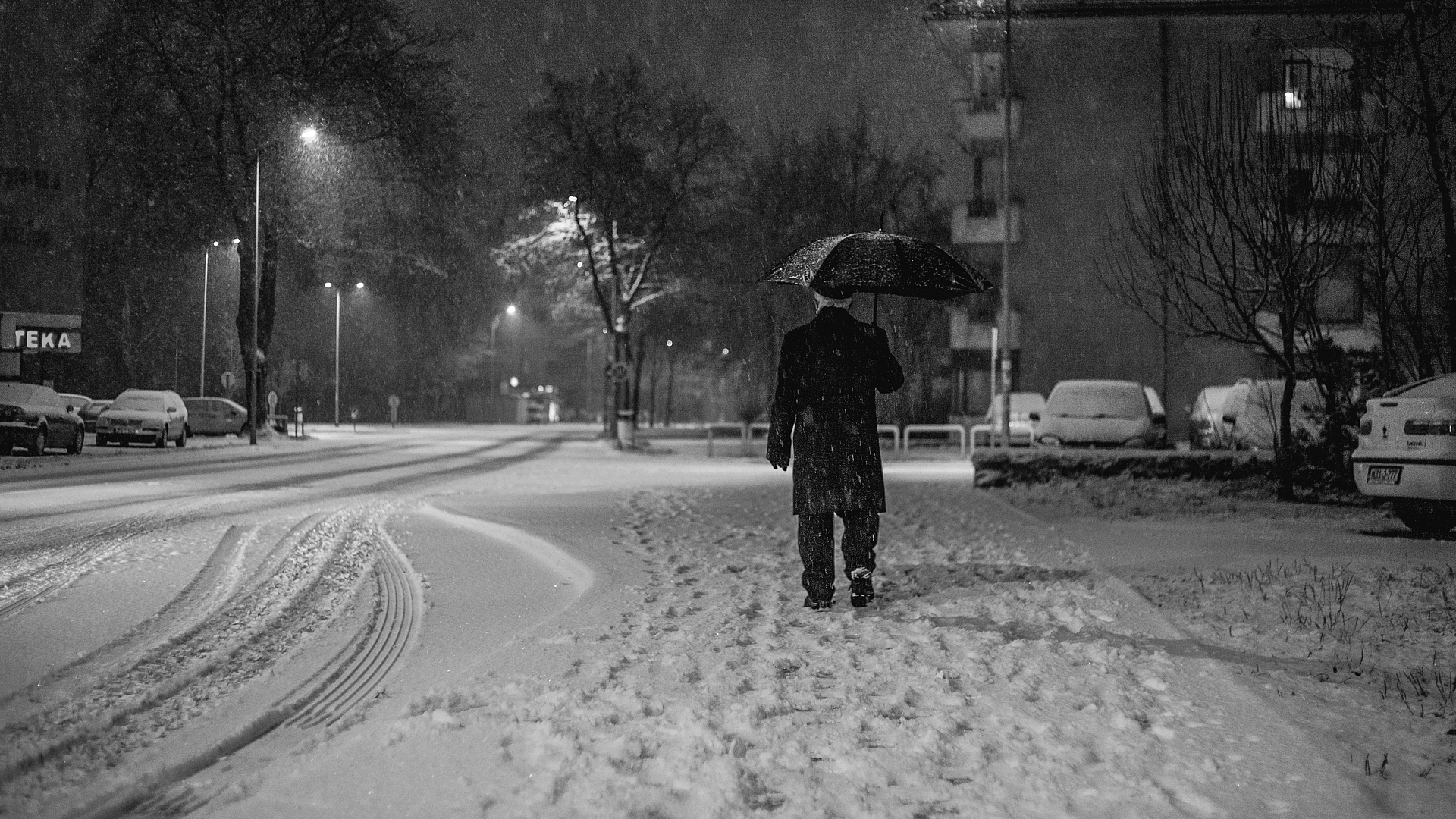 Handy-Wallpaper Winter, Schnee, Stadt, Regenschirm, Schwarz Weiß, Fotografie, Nacht kostenlos herunterladen.