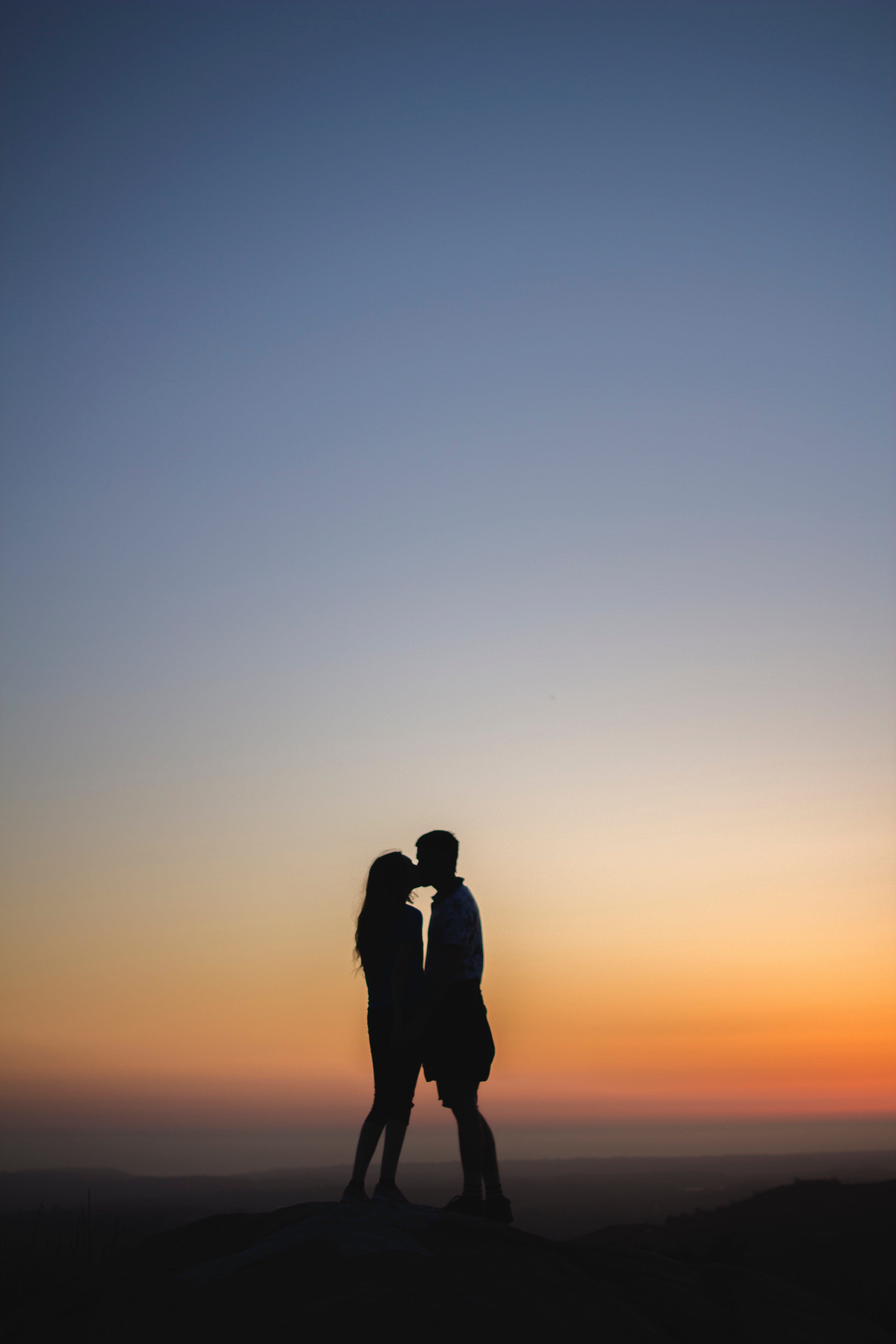 Download mobile wallpaper Pair, Silhouettes, Kiss, Couple, Love for free.