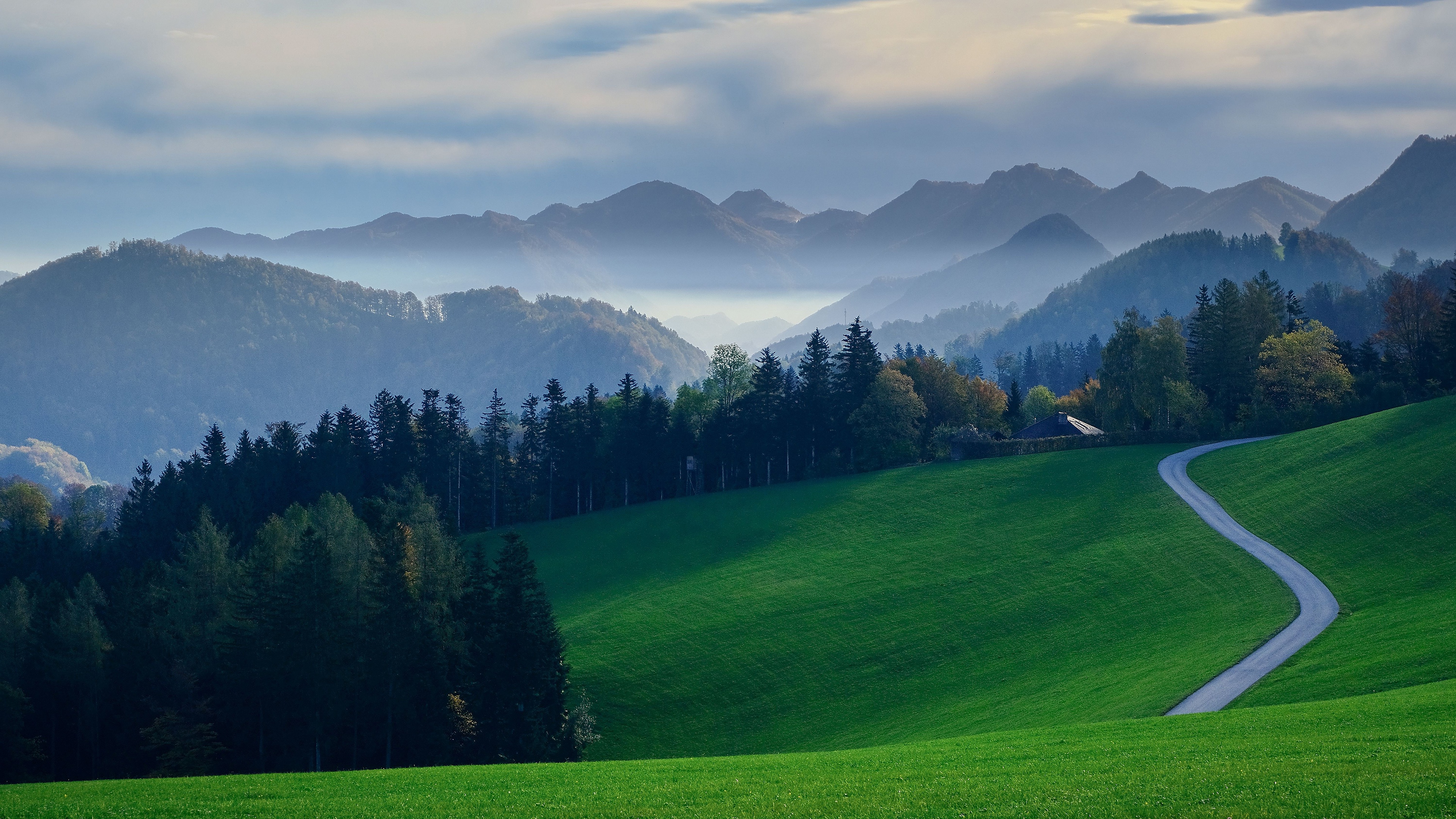 Laden Sie das Landschaft, Herbst, Straße, Wald, Nebel, Feld, Hügel, Gebirge, Wolke, Fotografie-Bild kostenlos auf Ihren PC-Desktop herunter