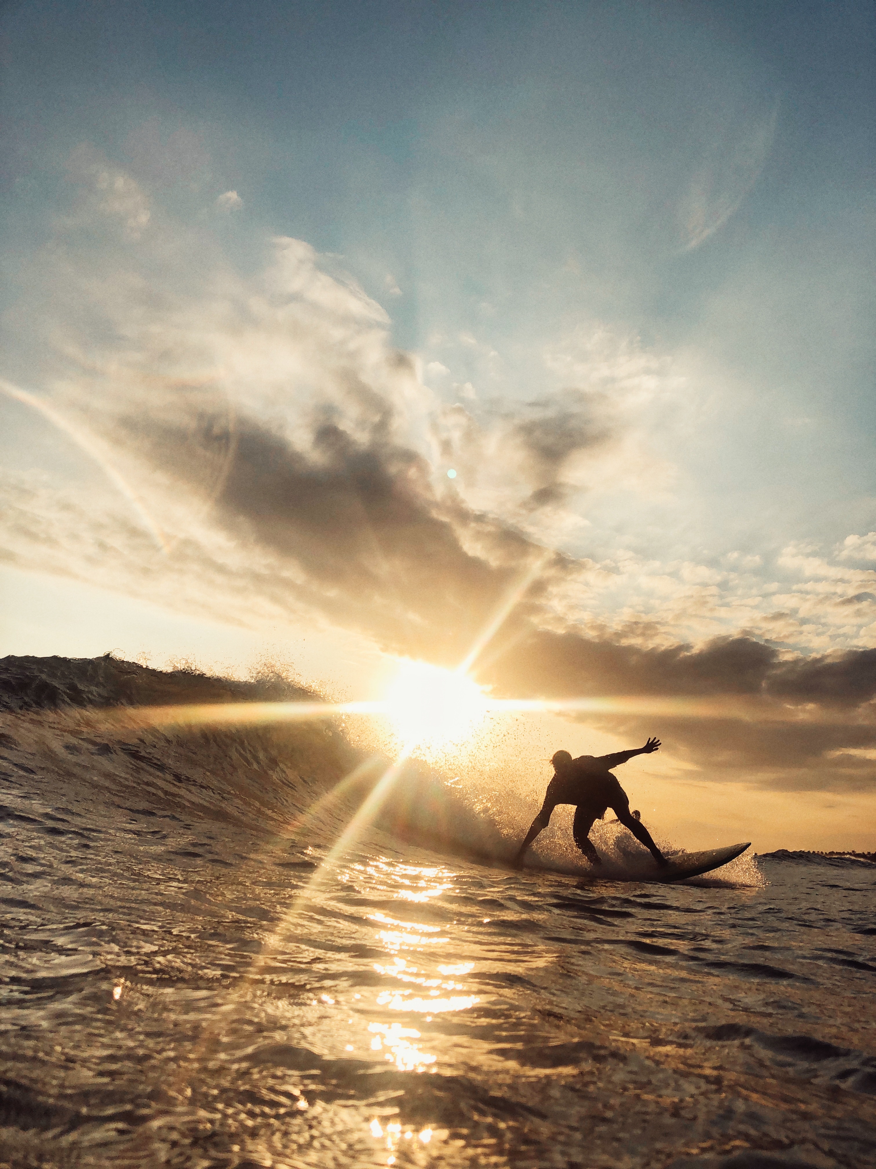 139752 Hintergrundbild herunterladen surfer, sport, sun, blendung, ozean, sonnenlicht, welle, sonnenstrahlen - Bildschirmschoner und Bilder kostenlos