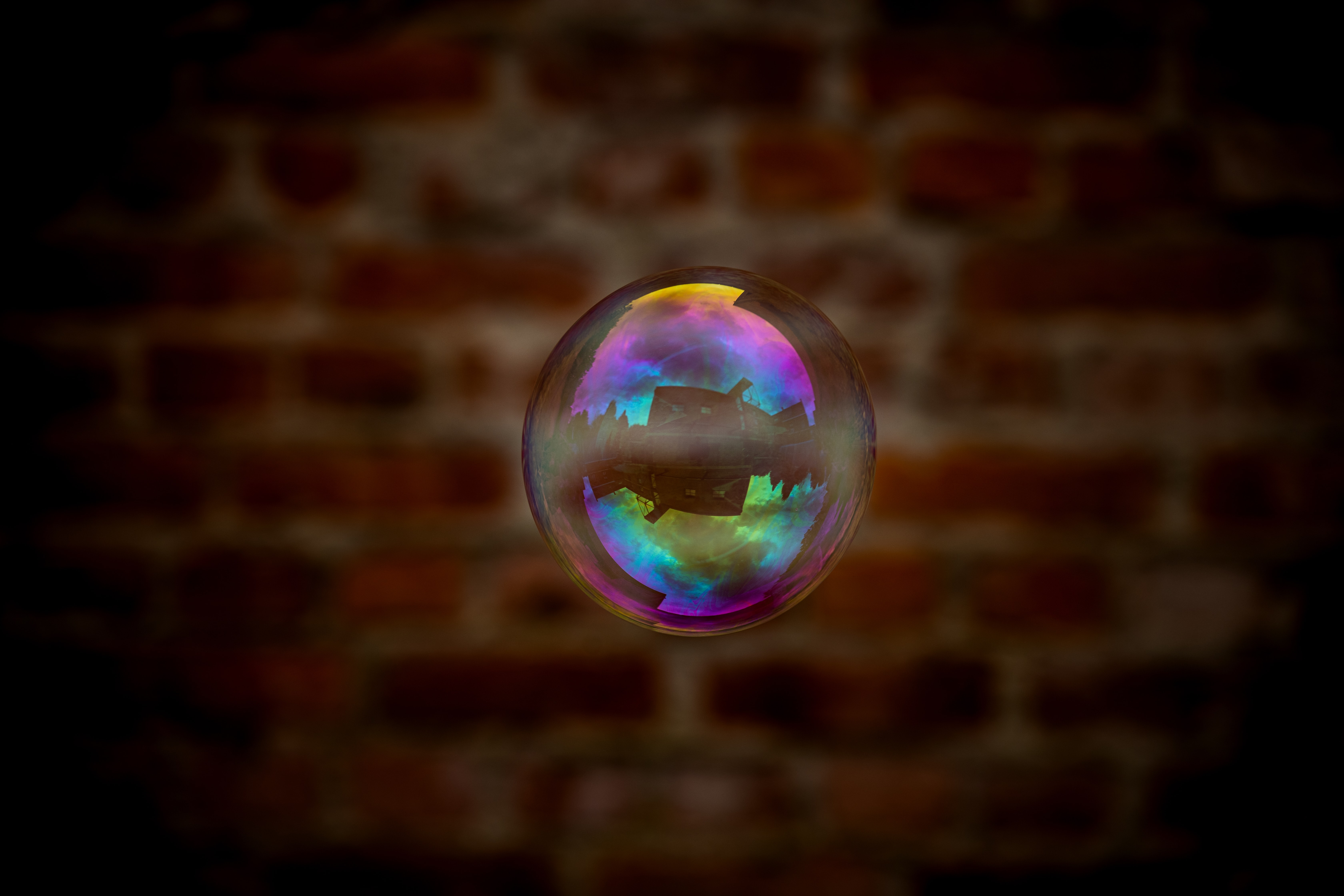 104394 скачать картинку переливающийся, мыльный пузырь, отражение, макро, прозрачный, пузырь - обои и заставки бесплатно