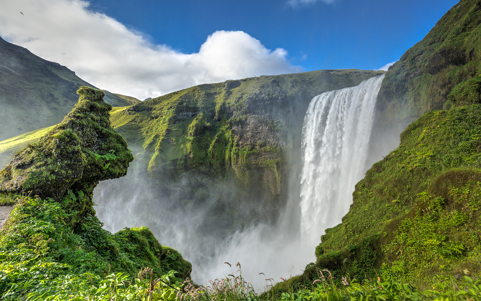 405565 скачать картинку исландия, земля/природа, скоугафосс, зеленый, гора, водопад, водопады - обои и заставки бесплатно
