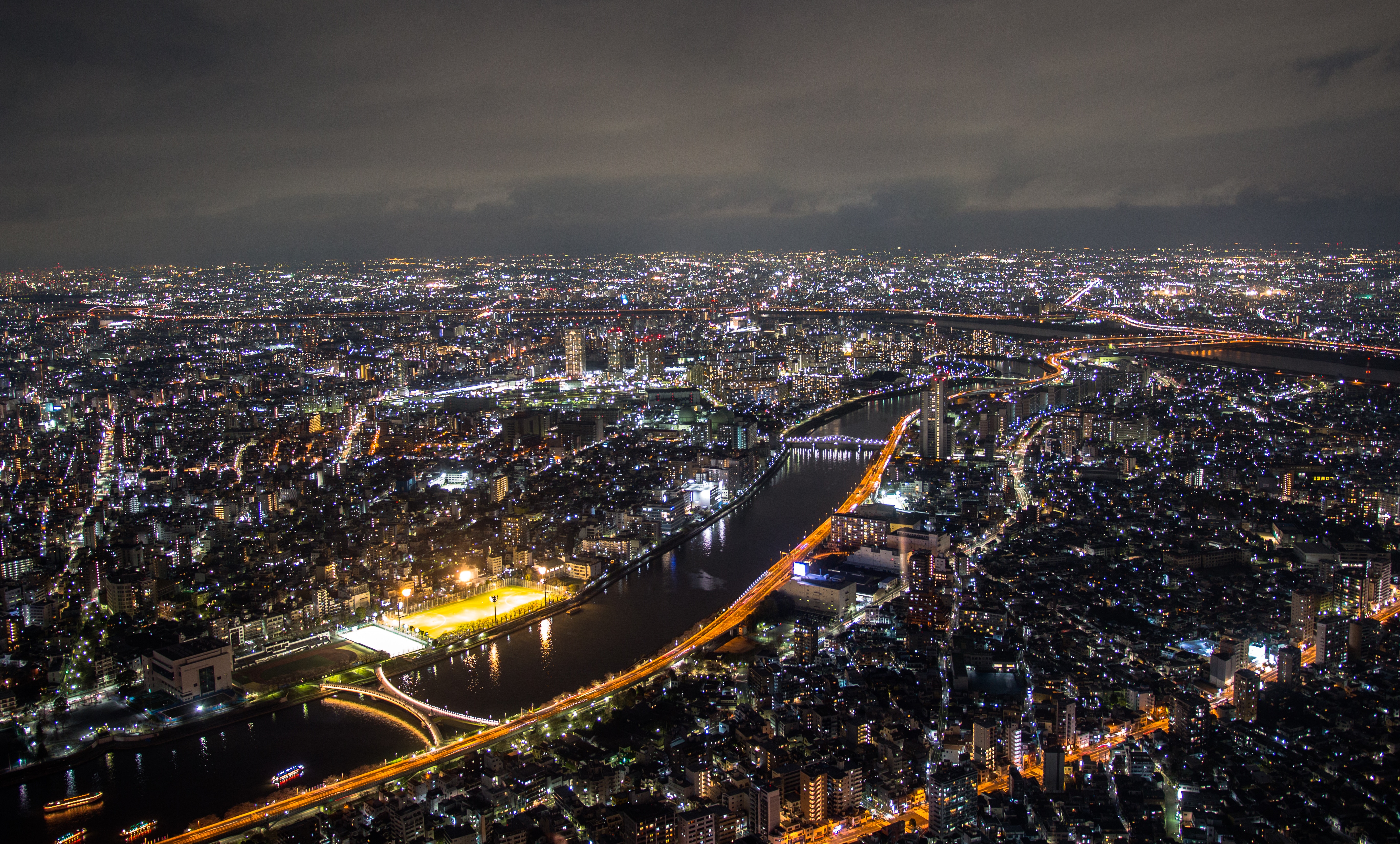 Handy-Wallpaper Städte, Horizont, Fluss, Japan, Stadtbild, Tokio, Nacht, Menschengemacht, Großstadt kostenlos herunterladen.