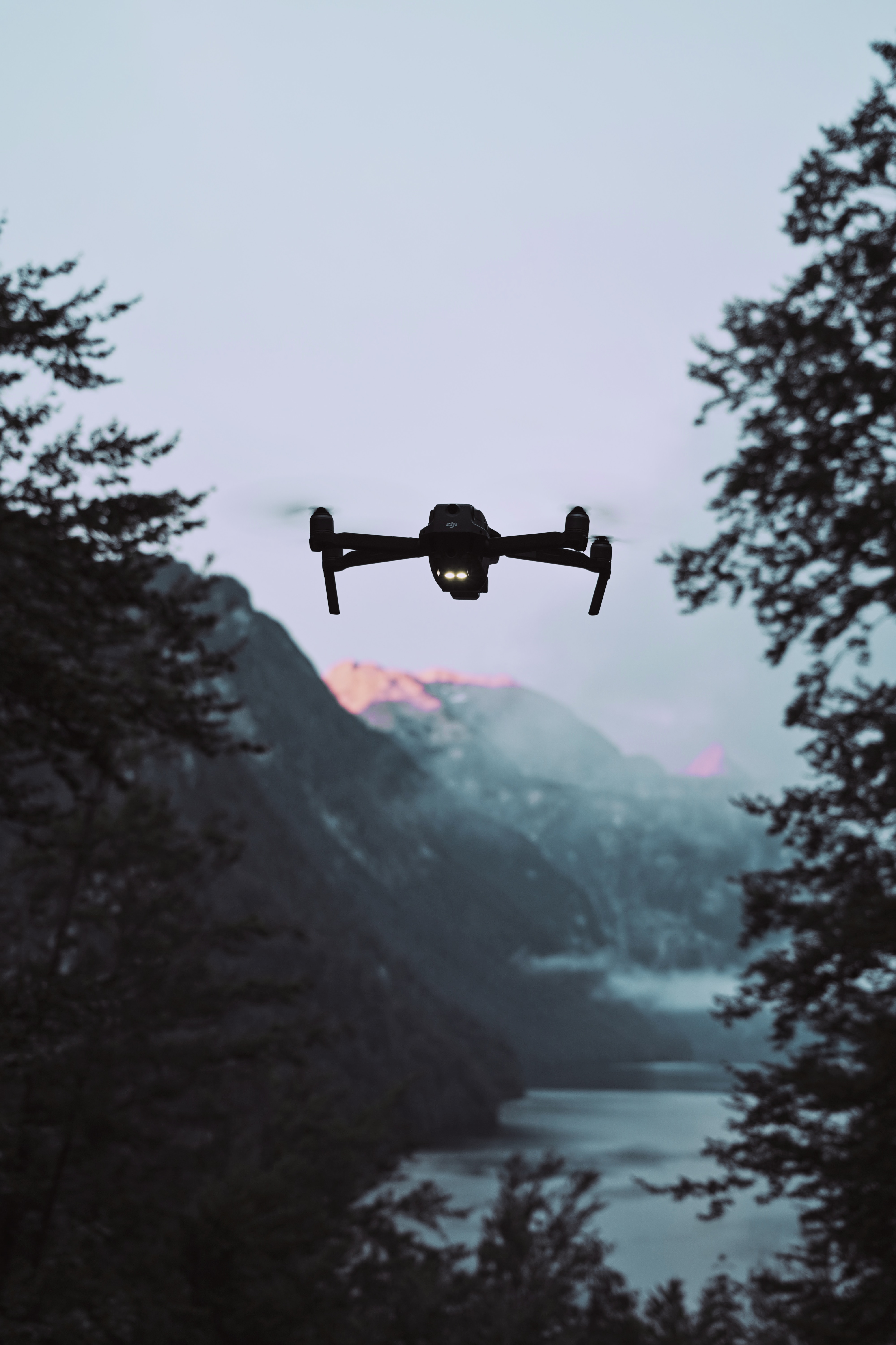 101141 скачать картинку дрон, квадрокоптер, технологии, пейзаж, горы, сумерки - обои и заставки бесплатно