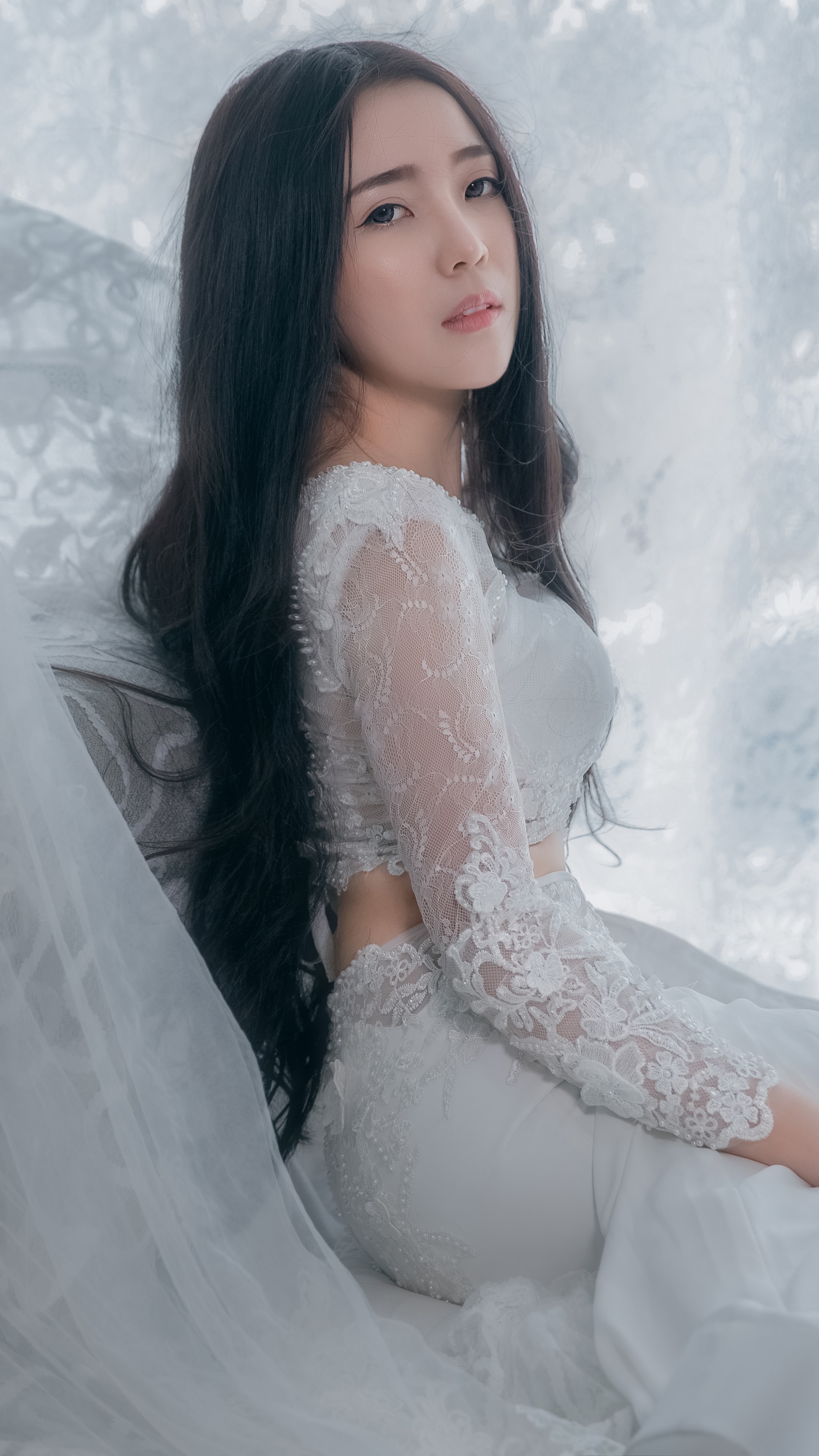 Handy-Wallpaper Braut, Modell, Frauen, Asiatisch, Hochzeitskleid, Schwarzes Haar, Lange Haare, Asiatinnen, Weißes Kleid kostenlos herunterladen.