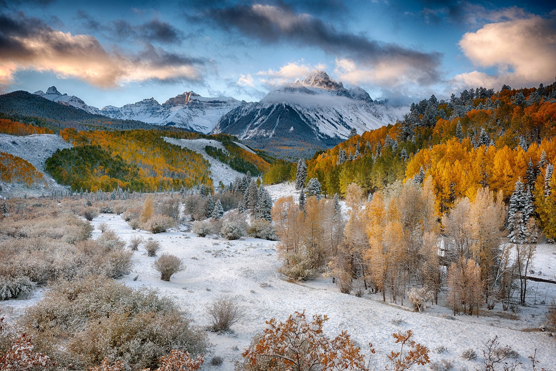 Скачать картинку Пейзаж, Осень, Гора, Лес, Долина, Земля/природа в телефон бесплатно.