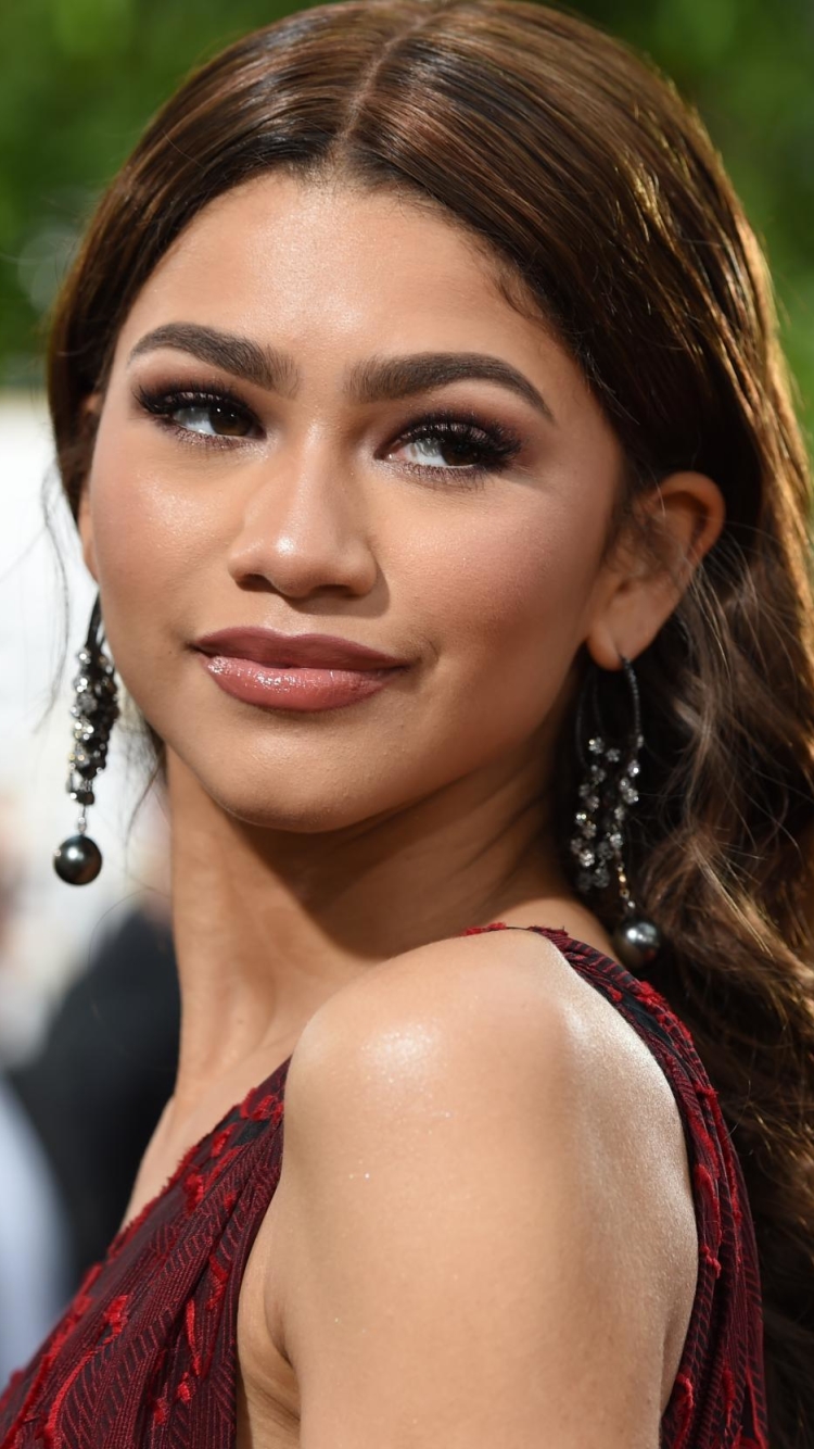 Download mobile wallpaper Singer, Brunette, Earrings, American, Celebrity, Brown Eyes, Actress, Zendaya for free.