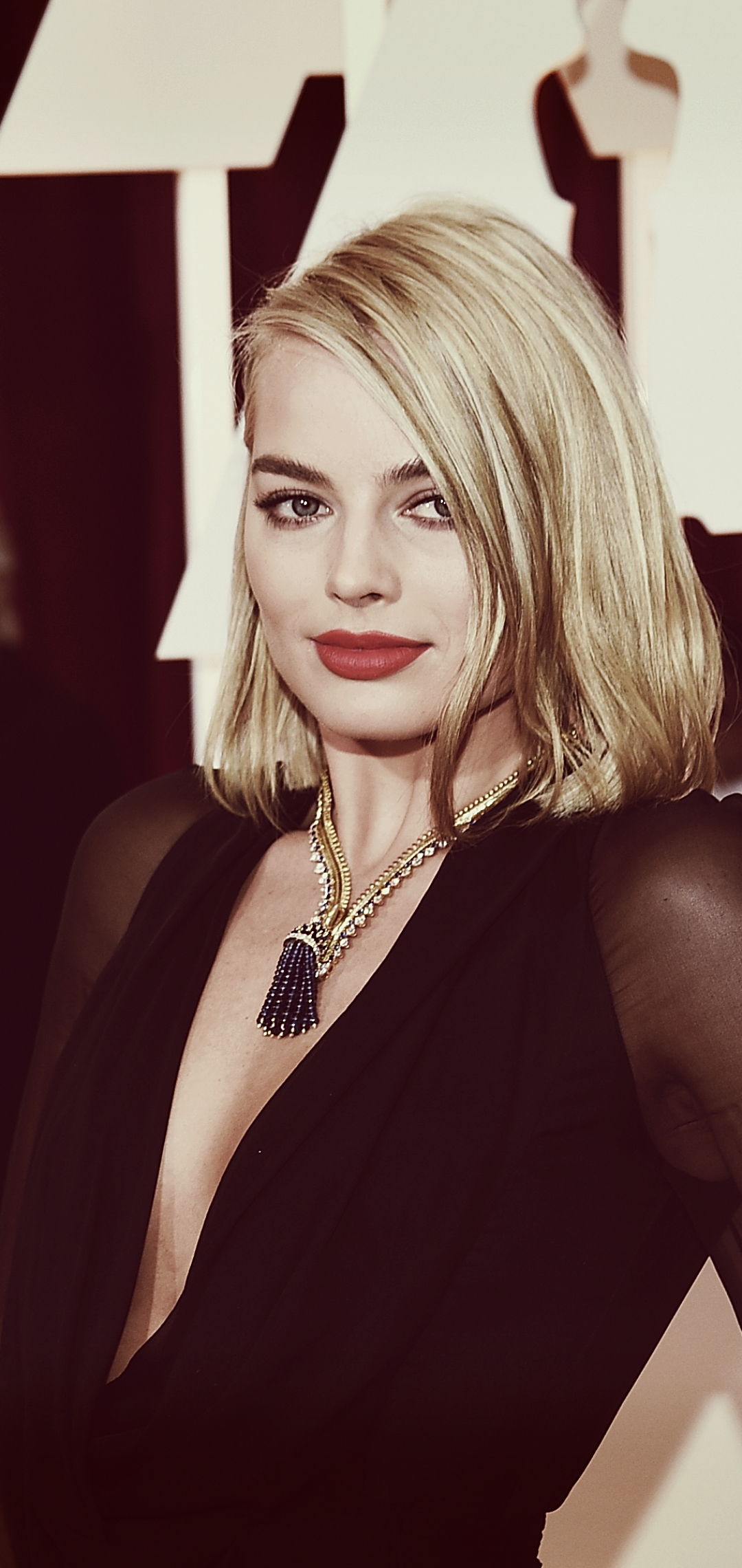 Download mobile wallpaper Blonde, Necklace, Celebrity, Actress, Lipstick, Australian, Margot Robbie for free.