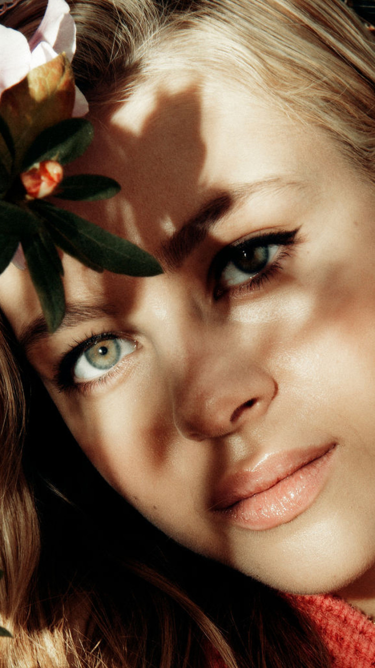 Download mobile wallpaper Blonde, Face, Green Eyes, Celebrity, Actress, Nicola Peltz for free.