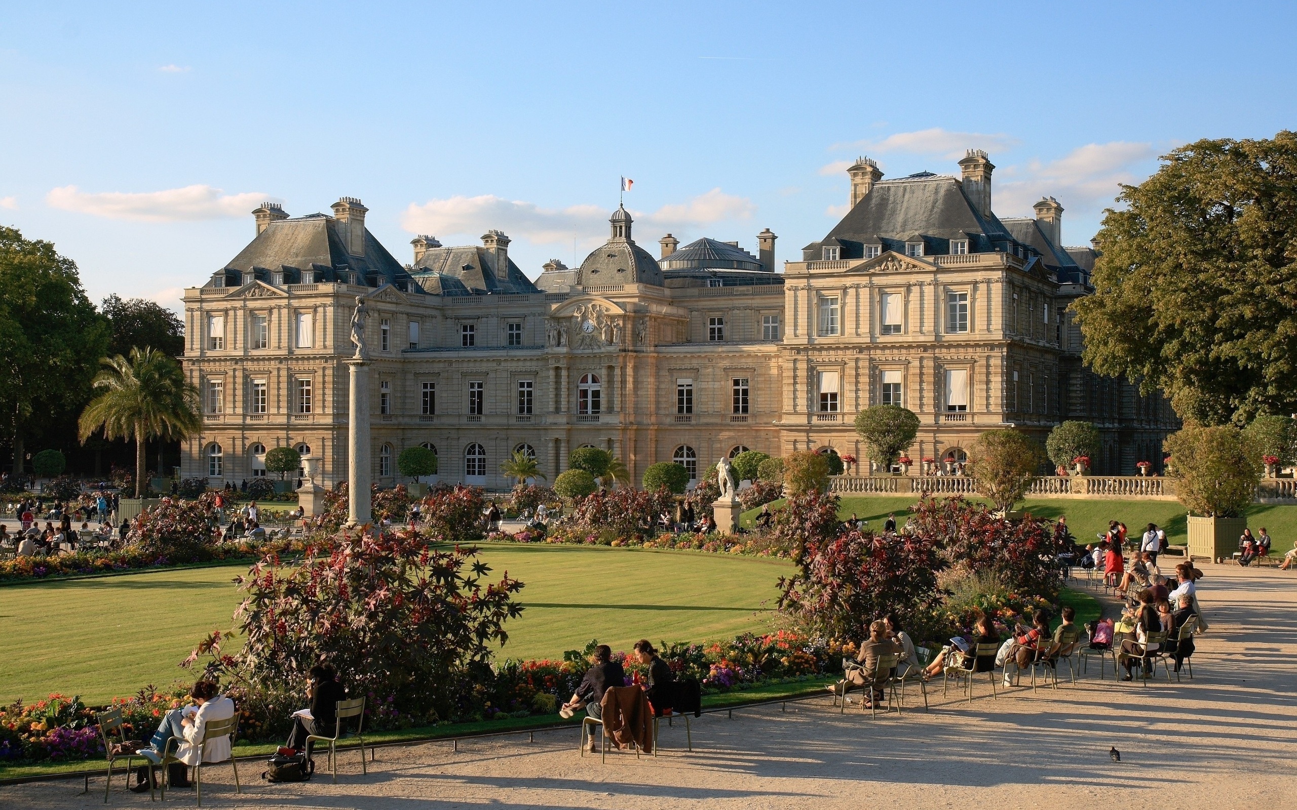 Популярные заставки и фоны Люксембургский Дворец на компьютер