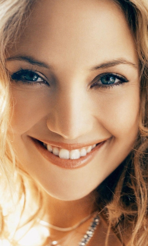 Handy-Wallpaper Lächeln, Blond, Gesicht, Grüne Augen, Amerikanisch, Blondinen, Berühmtheiten, Darstellerin, Kate Hudson kostenlos herunterladen.