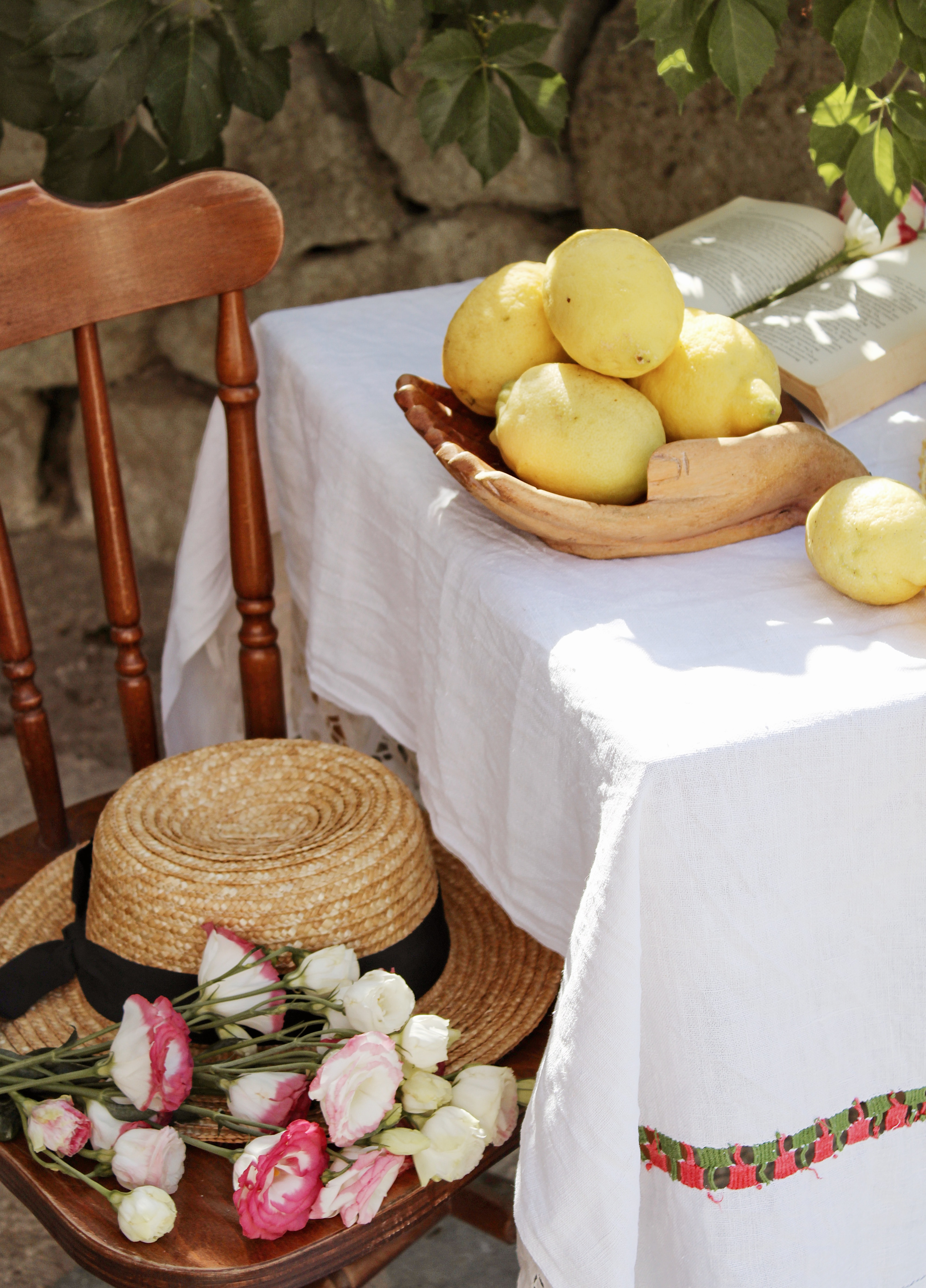 52335 скачать обои лимоны, цветы, разное, стул, стол, шляпа, цитрусы - заставки и картинки бесплатно