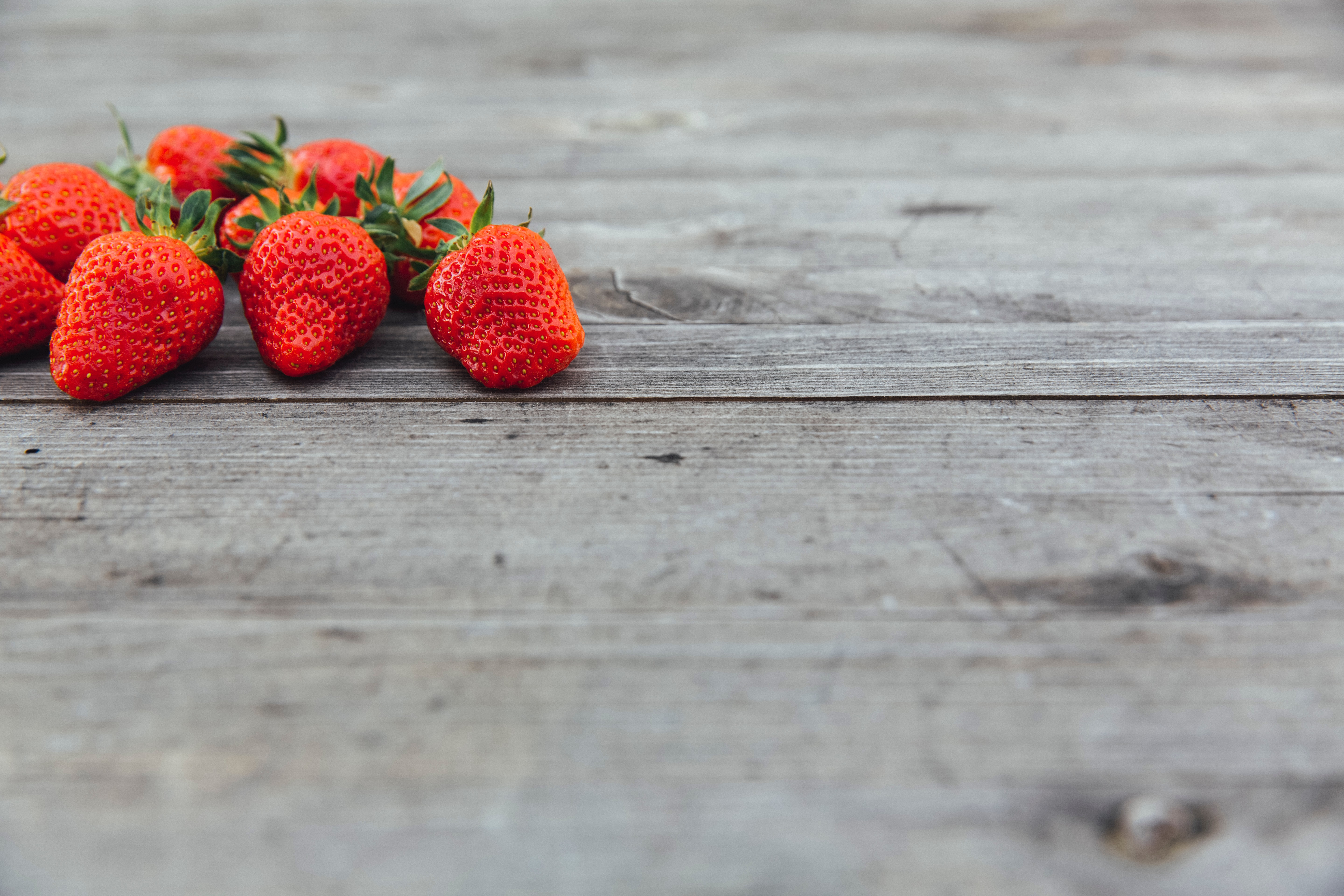 Handy-Wallpaper Lebensmittel, Berries, Oberfläche, Erdbeere kostenlos herunterladen.