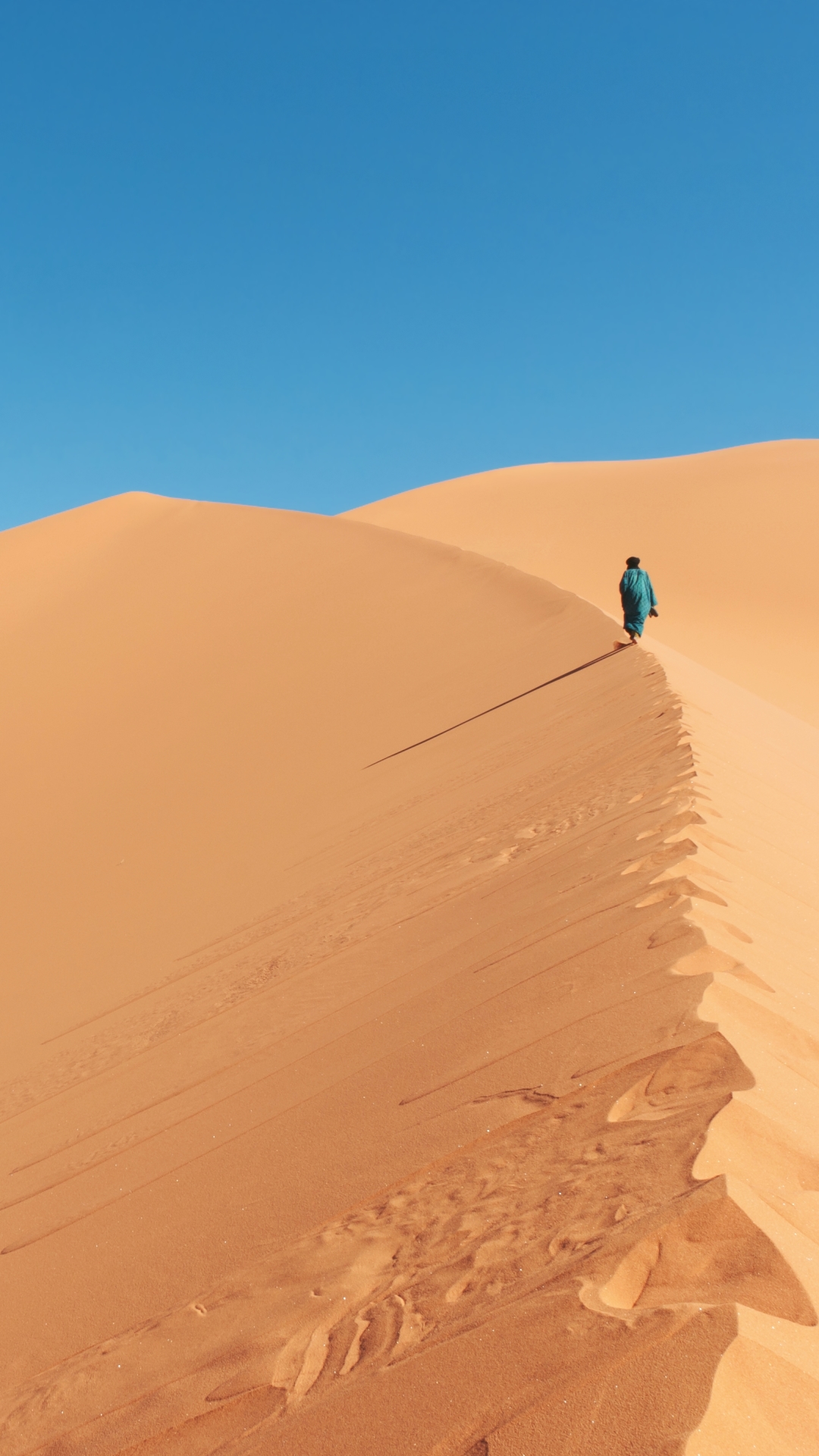 Скачати мобільні шпалери Пісок, Пустеля, Земля, Дюна, Сахара, Африка, Алжир, Тассілі Н'аджер, Туареги безкоштовно.