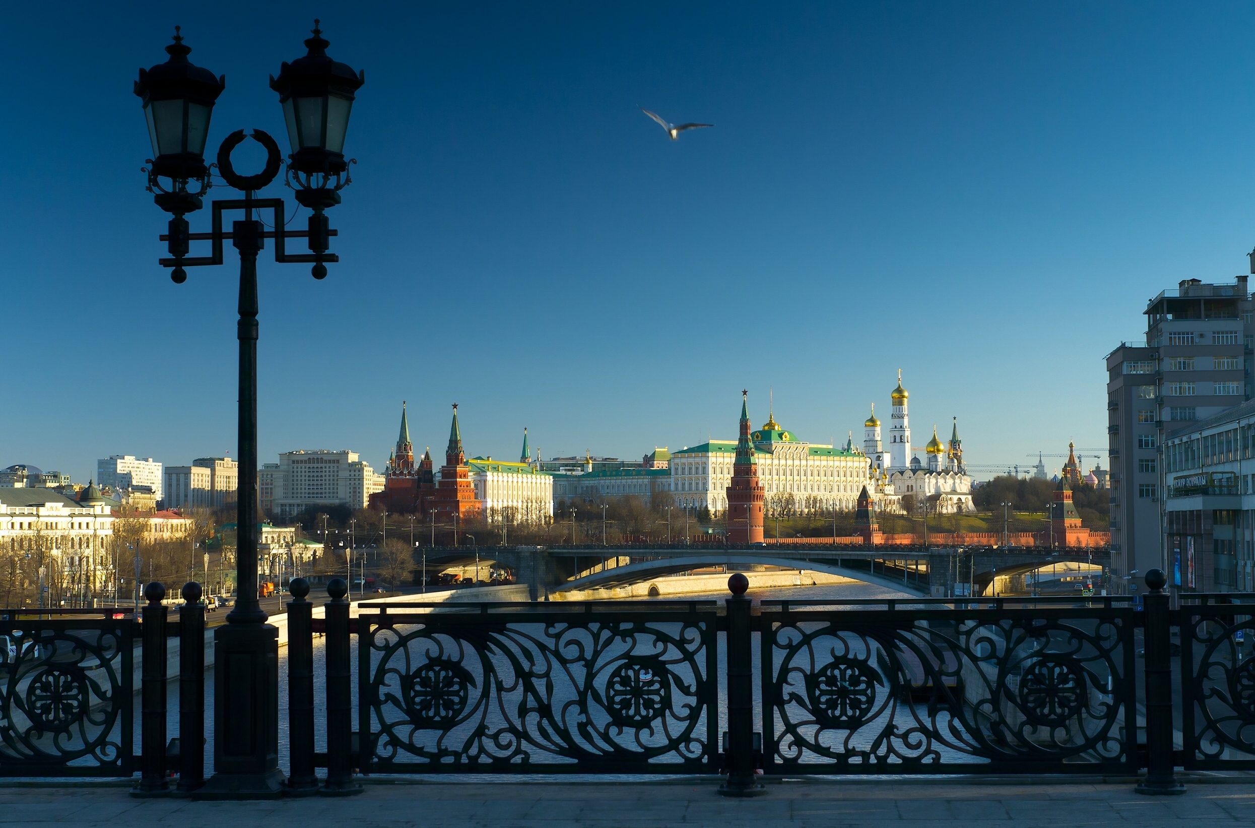 Handy-Wallpaper Städte, Moskau, Fluss, Brücke, Russland, Menschengemacht, Großstadt kostenlos herunterladen.