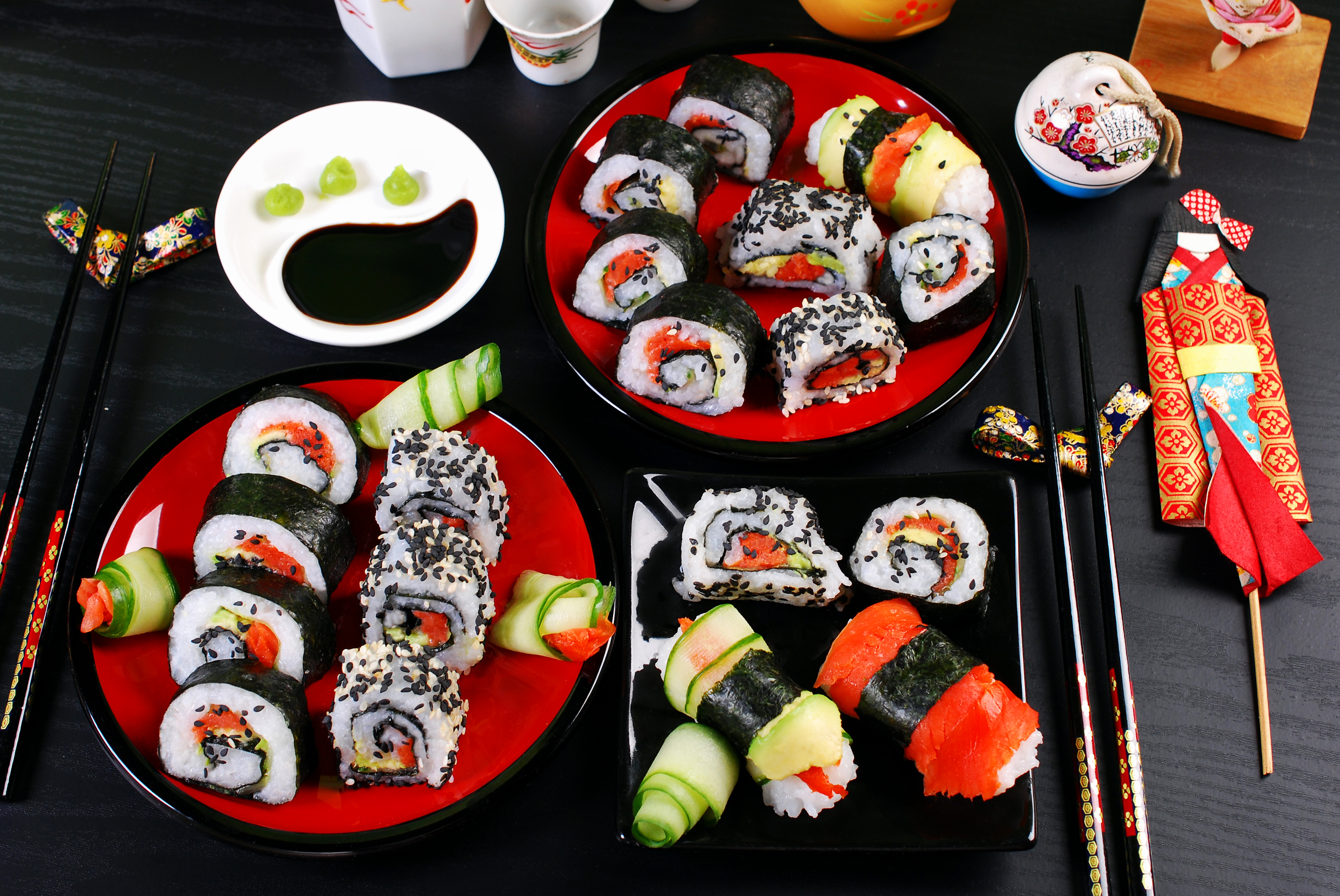 Handy-Wallpaper Sushi, Mahlzeit, Meeresfrüchte, Nahrungsmittel kostenlos herunterladen.