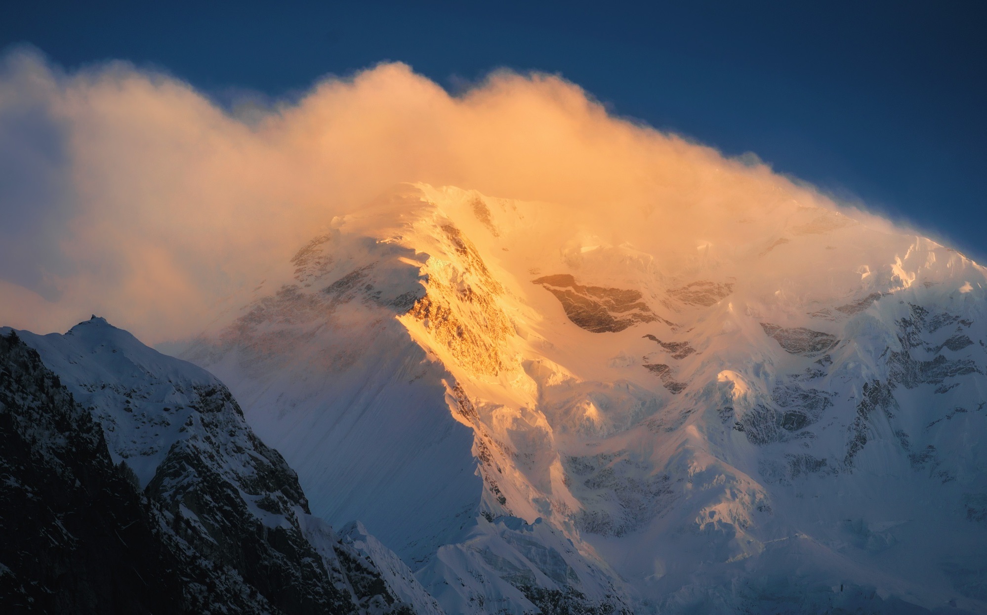 PCデスクトップに自然, トップス, 頂点, 霧, 山脈, 雪, スカイ画像を無料でダウンロード