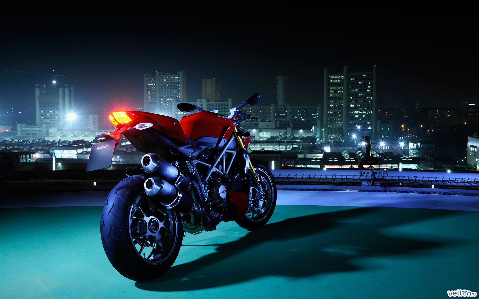 Популярні заставки і фони Ducati Streetfighter на комп'ютер