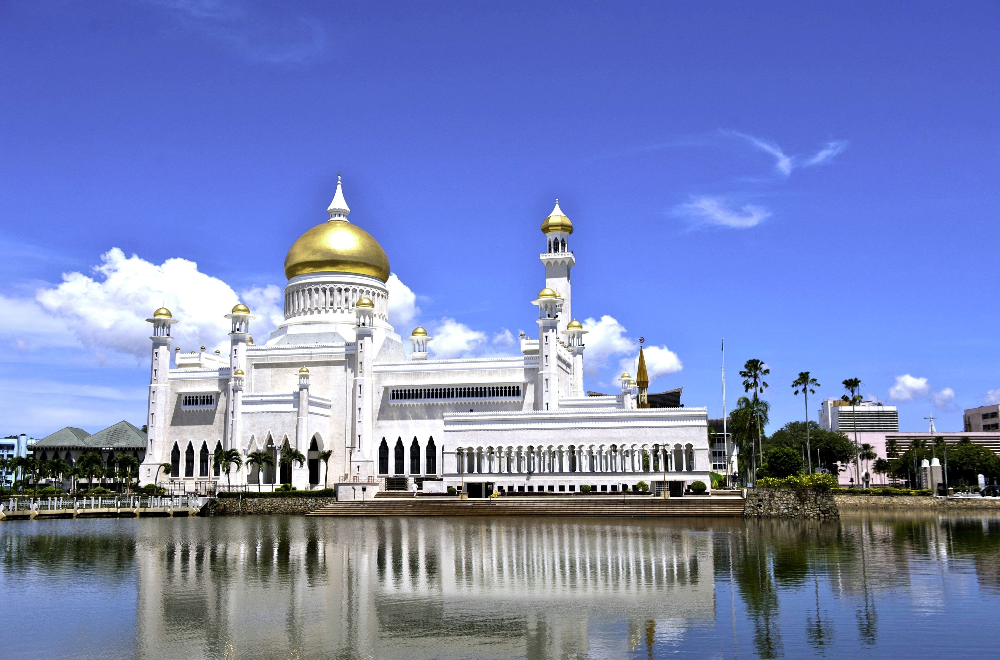 341126 télécharger le fond d'écran mosquée, religieux, mosquée sultan omar ali saifuddin, bandar seri begawan, brunéi, bâtiment, mosquées - économiseurs d'écran et images gratuitement