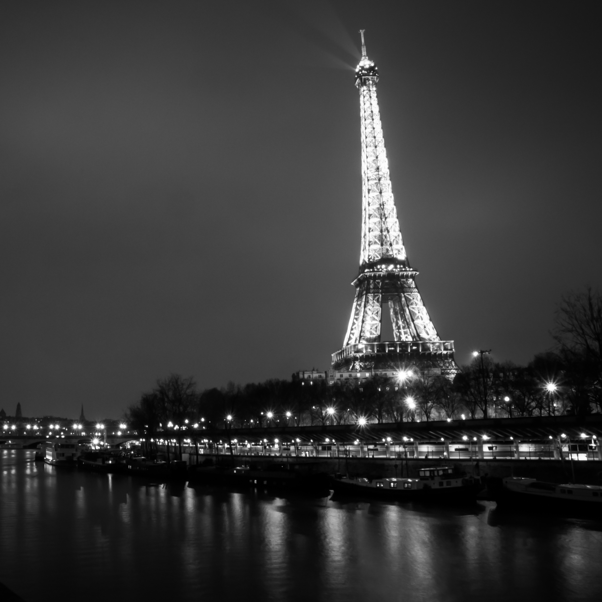 Handy-Wallpaper Städte, Paris, Eiffelturm, Licht, Fluss, Frankreich, Schwarz Weiß, Nacht, Schwarz Weiss, Menschengemacht kostenlos herunterladen.