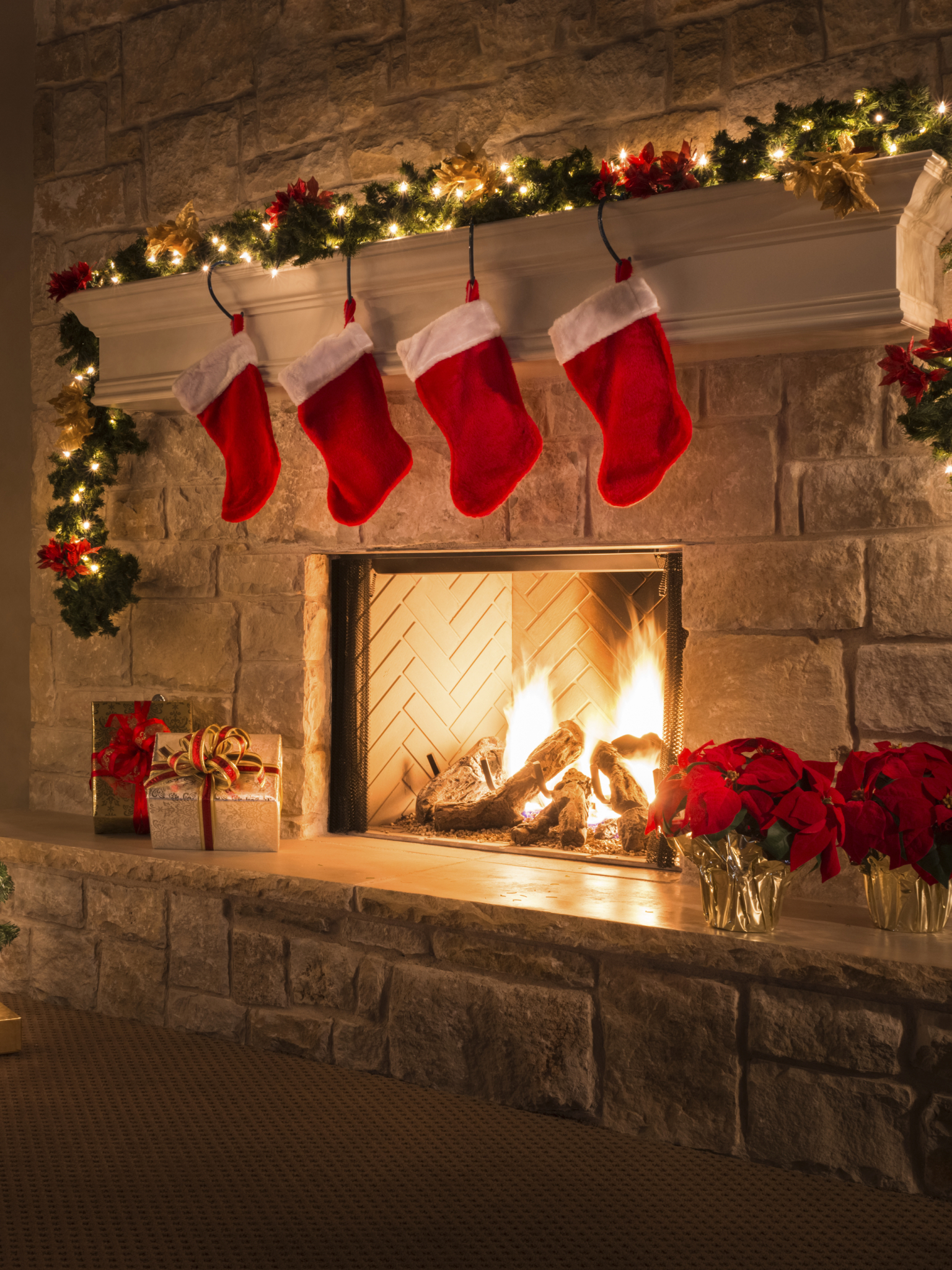 Baixar papel de parede para celular de Natal, Presente, Lareira, Enfeites De Natal, Feriados, Luzes De Natal gratuito.