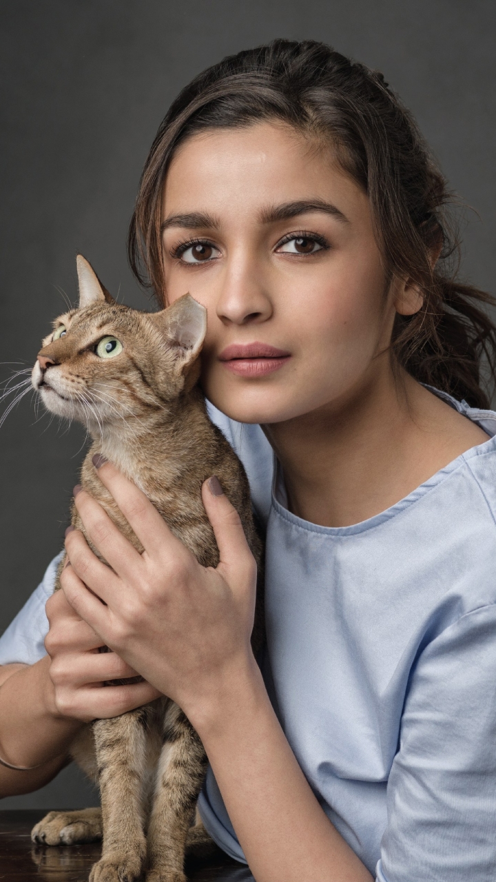 Download mobile wallpaper Cat, English, Brunette, Celebrity, Actress, Alia Bhatt for free.