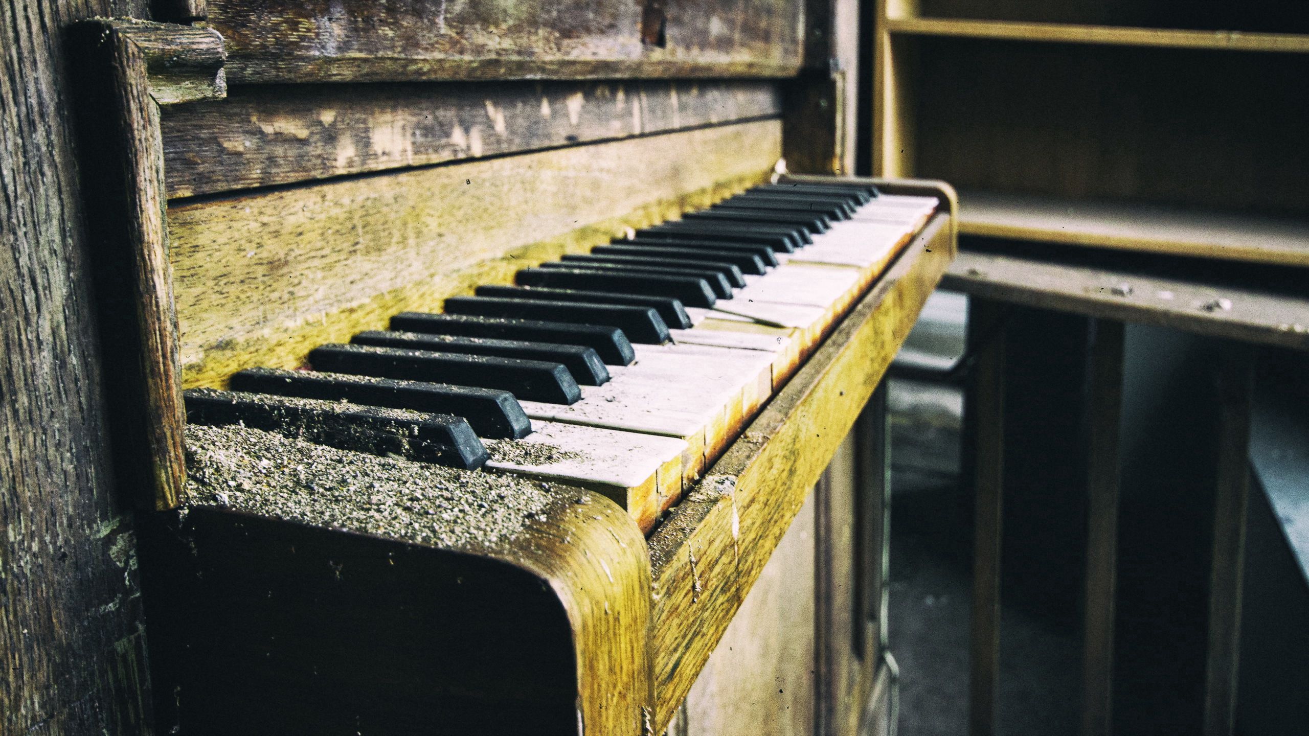 114410 скачать картинку пианино, разное, пыль, клавиши, старое - обои и заставки бесплатно
