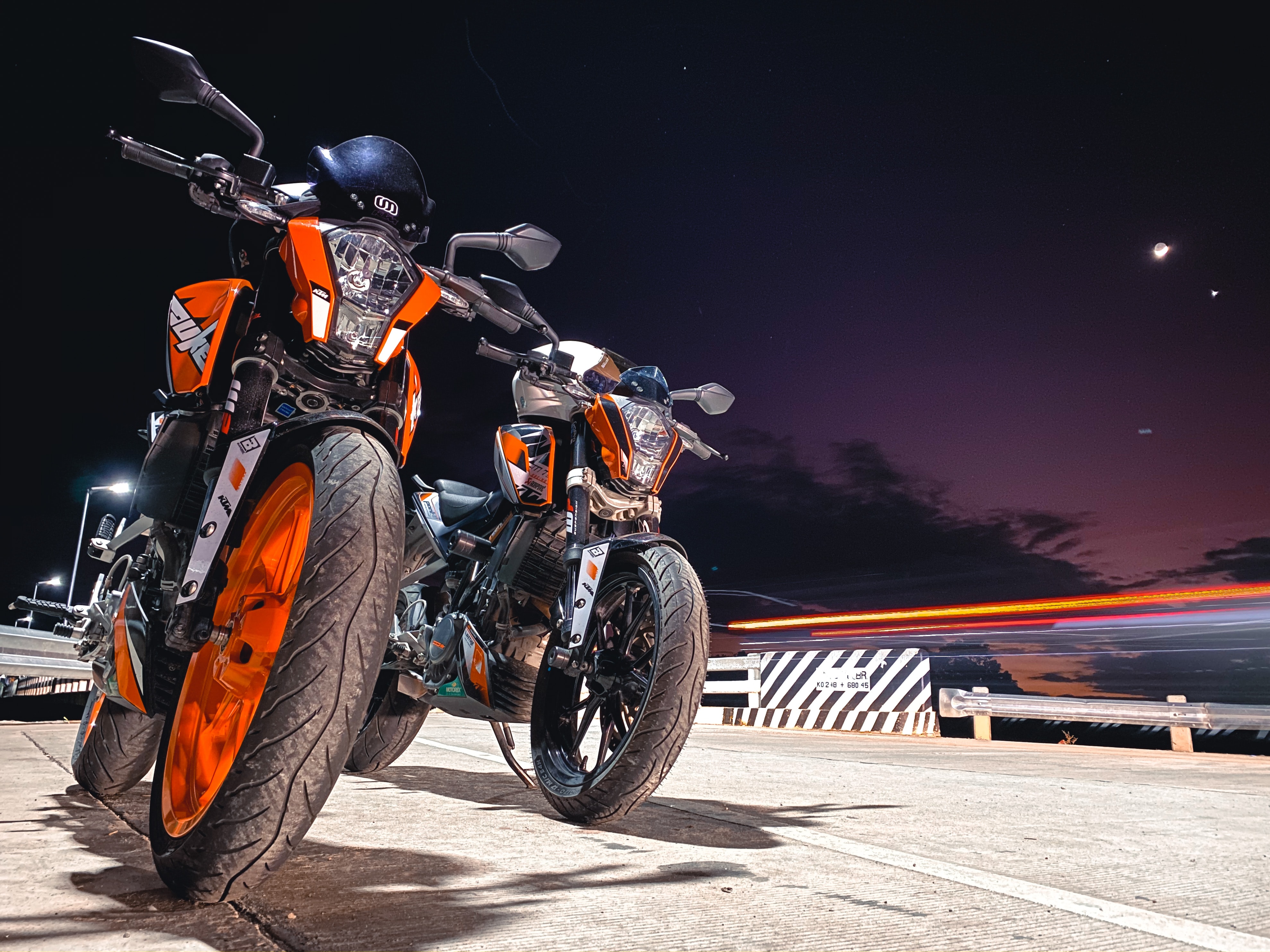 59947 скачать картинку байки, ночь, мотоциклы, дорога, оранжевый, ktm, оранжевые - обои и заставки бесплатно