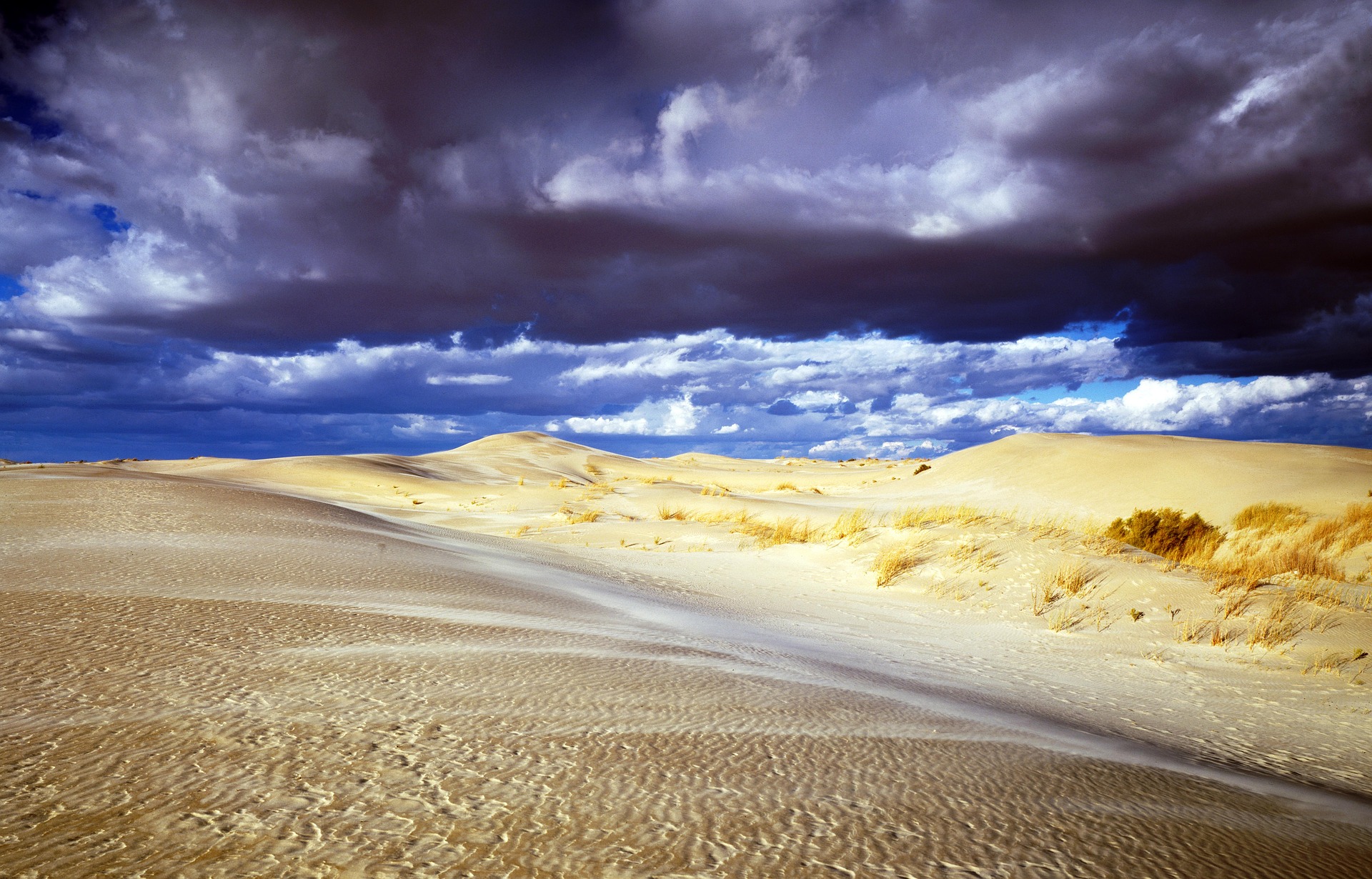 Скачать картинку Природа, Облака, Песок, Пустыня, Дюна, Ландшафт, Земля/природа в телефон бесплатно.