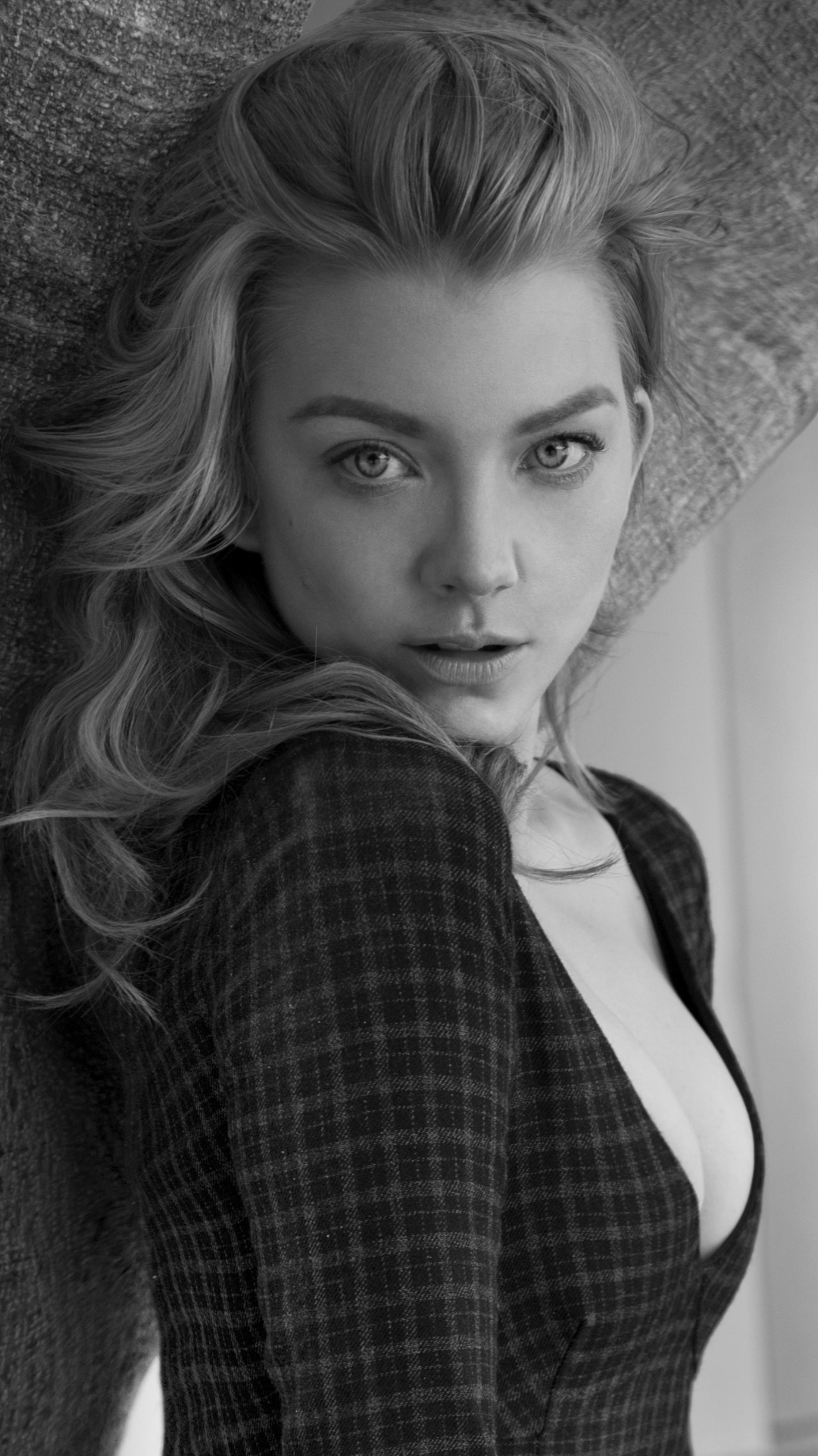 Download mobile wallpaper Monochrome, British, Celebrity, Actress, Natalie Dormer for free.