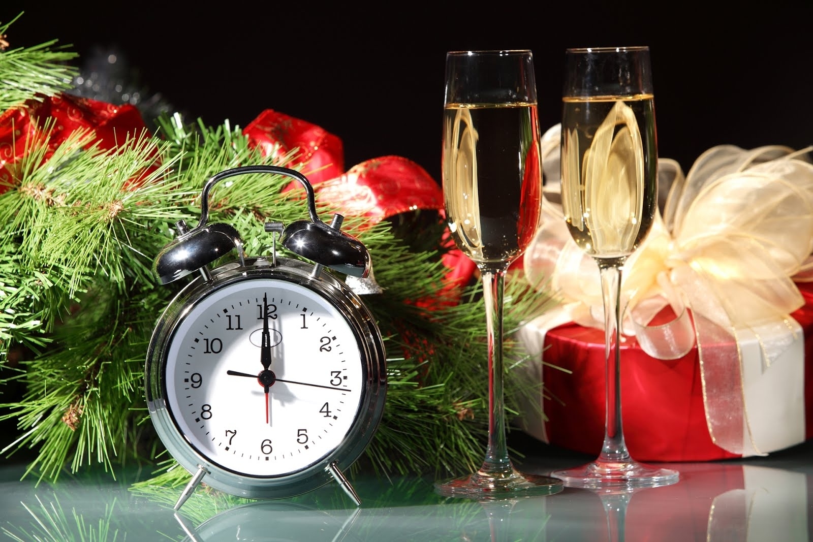 Скачати мобільні шпалери Новий Рік, Різдво, Свято, Подарунок, Шампанське, Годинник безкоштовно.