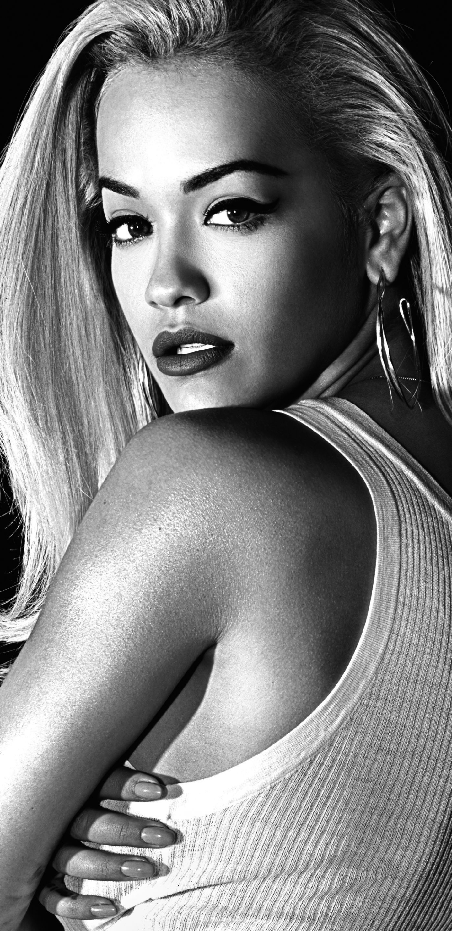 Download mobile wallpaper Music, Singer, English, Black & White, Rita Ora for free.